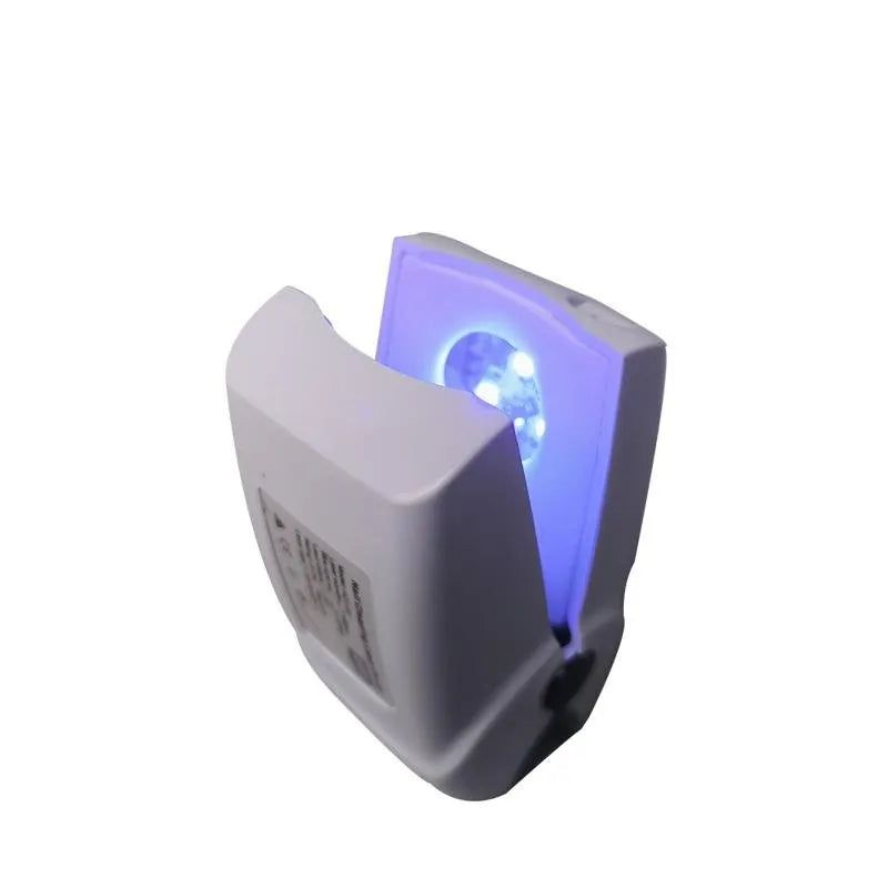 Dispositivo laser bianco compatto con illuminazione LED blu all'interno.