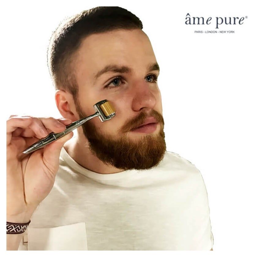 Uomo con barba usa dermaroller sul viso.