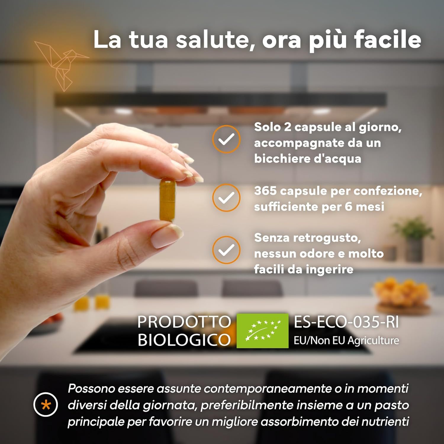 Mano che tiene una capsula di curcuma davanti a una cucina. 365 capsule per confezione, scorta di 6 mesi.