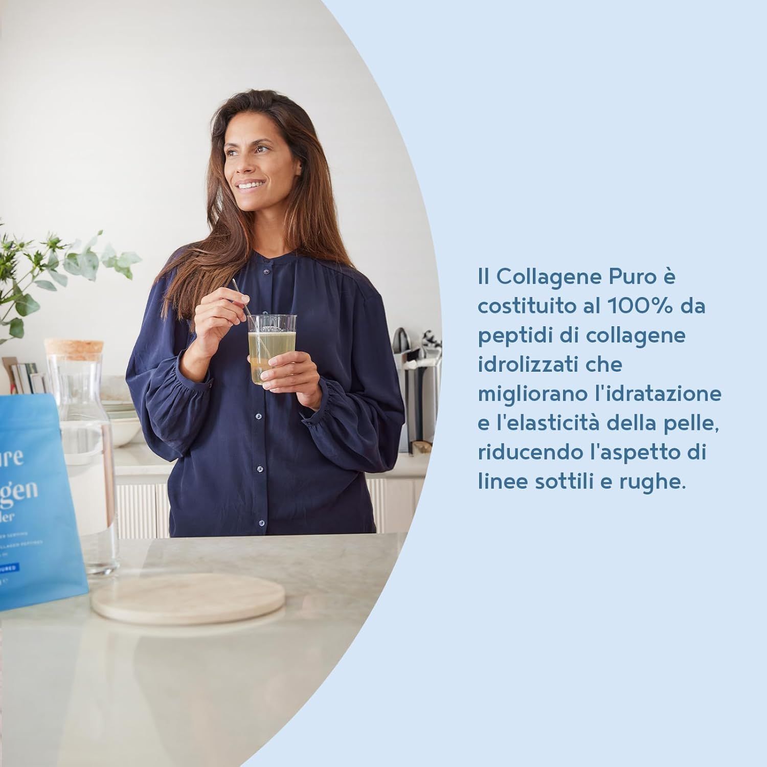 Donna mescola polvere di collagene in un bicchiere. Testo: Collagene puro. Per la cura della pelle dall'interno.