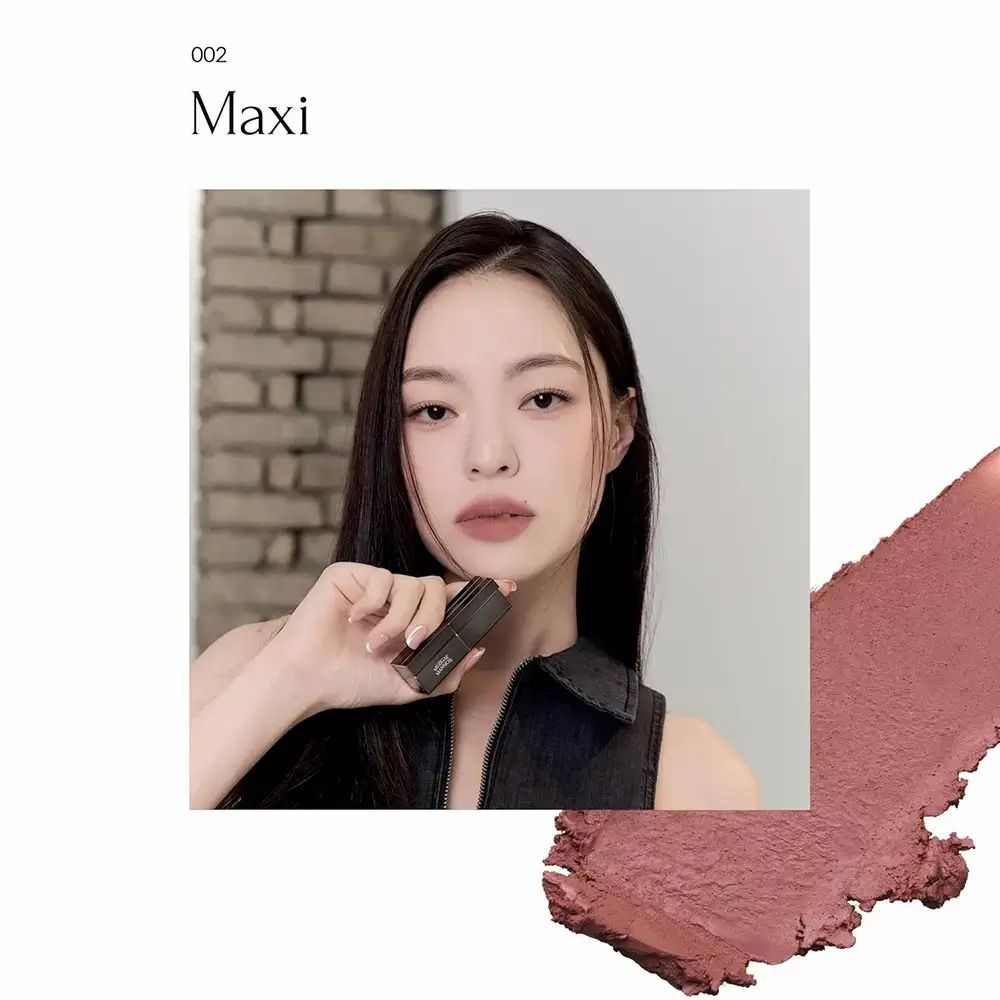 Donna tiene rossetto 002 Maxi. Accanto, un'impronta di rossetto. Sul rossetto, 002 Maxi.