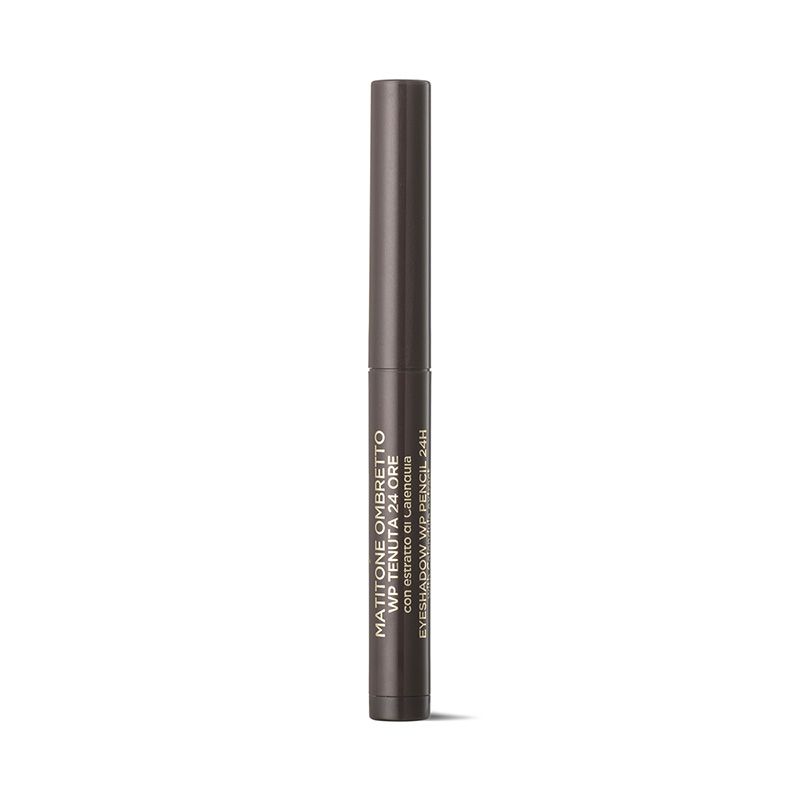 Matitone ombretto marrone scuro. Testo: MATITONE OMBRETTO WP TENUTA 24 ORE. Con estratto di Calendula. Eyeshadow WP Pencil 24H.