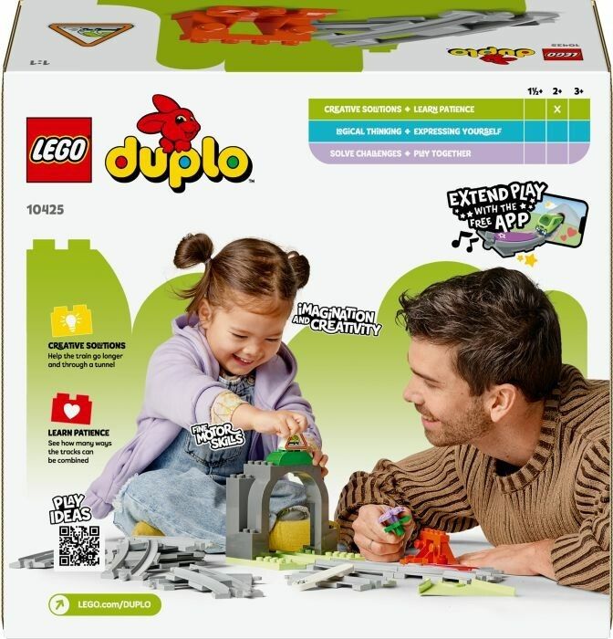 Set di espansione LEGO Duplo con tunnel, binari e accessori. Bambino e adulto giocano con il prodotto.