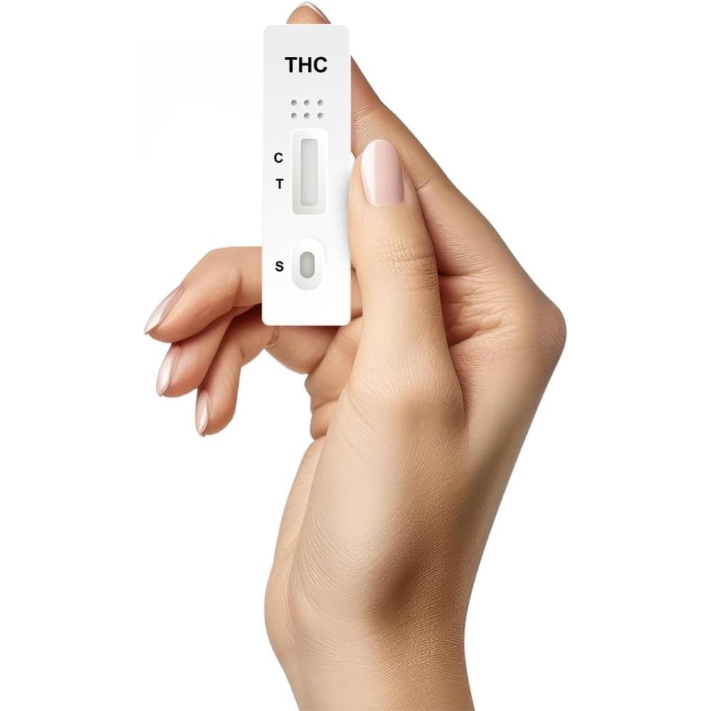 Striscia reattiva THC bianca tenuta in mano. Con marcature C, T e S.