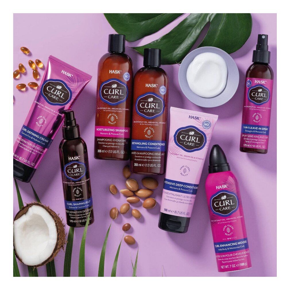 Vari prodotti per capelli su sfondo viola. Include shampoo, balsamo, crema, spray e mousse.