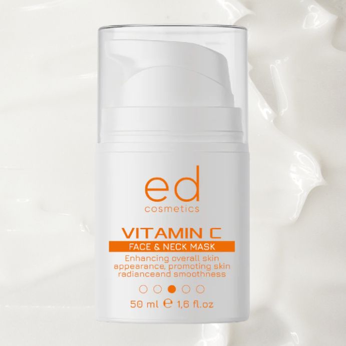 Flacone bianco con dosatore. Etichetta arancione con testo: Vitamin C Face & Neck Mask. Marchio: ed cosmetics. Sfondo crema.