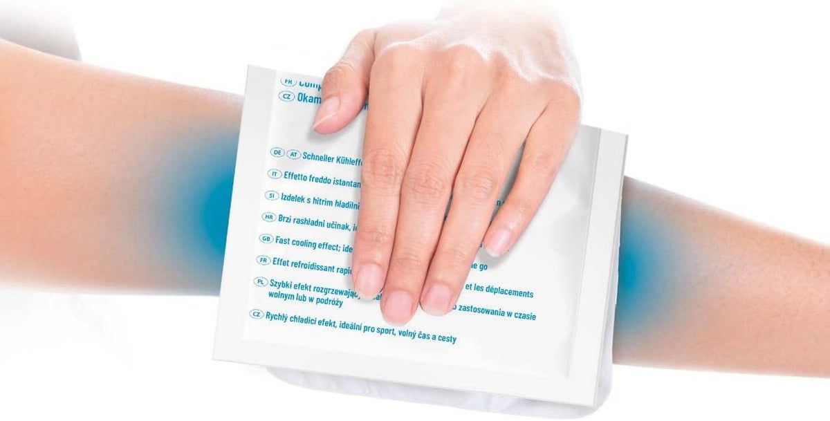 Impacco freddo applicato sul braccio. Nome del prodotto e marchio non visibili. Impacco bianco, rettangolare, stampato.