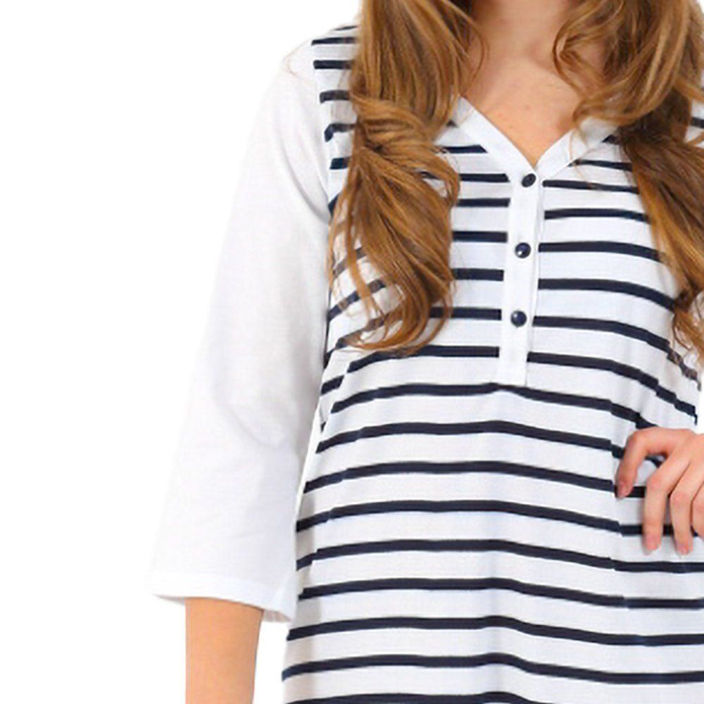 Scollo e abbottonatura della camicia da notte. Parte superiore bianca, gonna a righe blu e bianche. Maniche a 3/4.