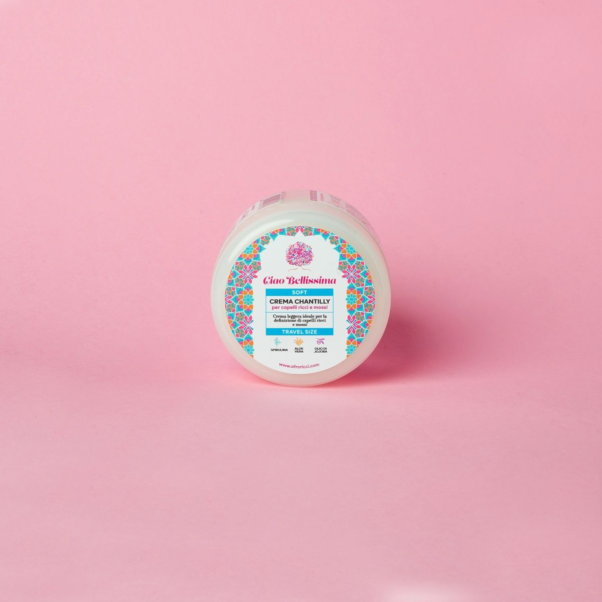 Vasetto rotondo bianco con scritta "Ciao Bellissima" su sfondo rosa.