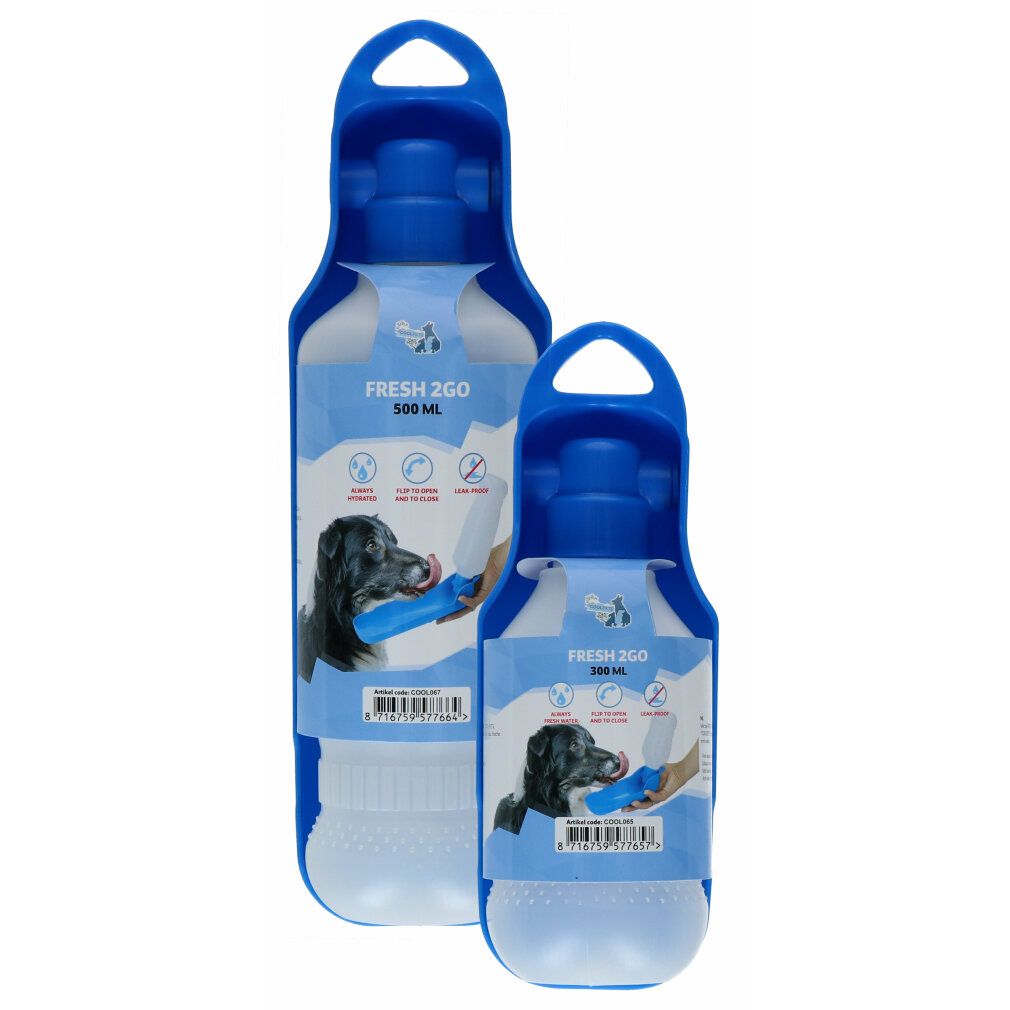 Due borracce blu con contenitore bianco. Scritta: FRESH 2GO, 500 ml e 300 ml. Immagine di un cane che beve.