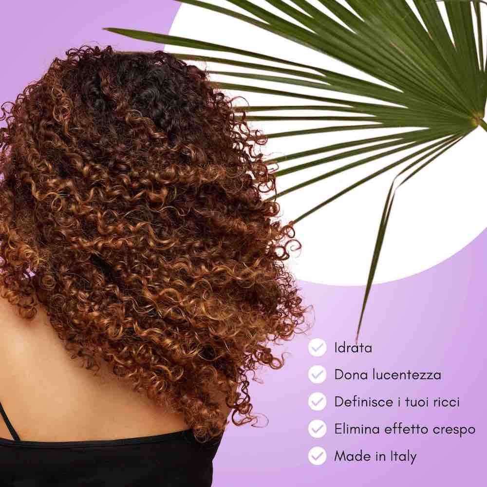 Capelli ricci castani. Scritte: « Idrata », « Dona lucentezza », « Definisce i tuoi ricci », « Elimina effetto crespo », « Made in Italy ».