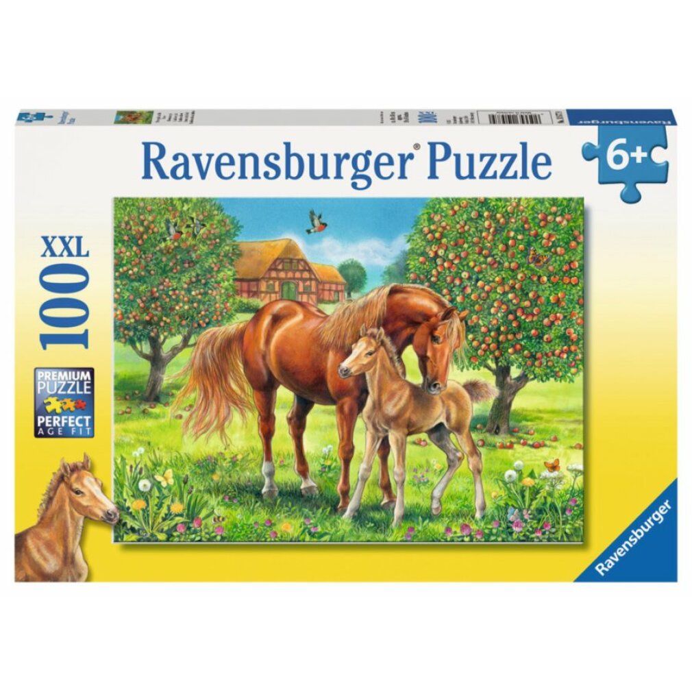 Puzzle con immagine « Pferdeglück ». 100 pezzi XXL. Confezione Ravensburger, età consigliata 6+. Immagine: cavalli nel prato, alberi, casa.