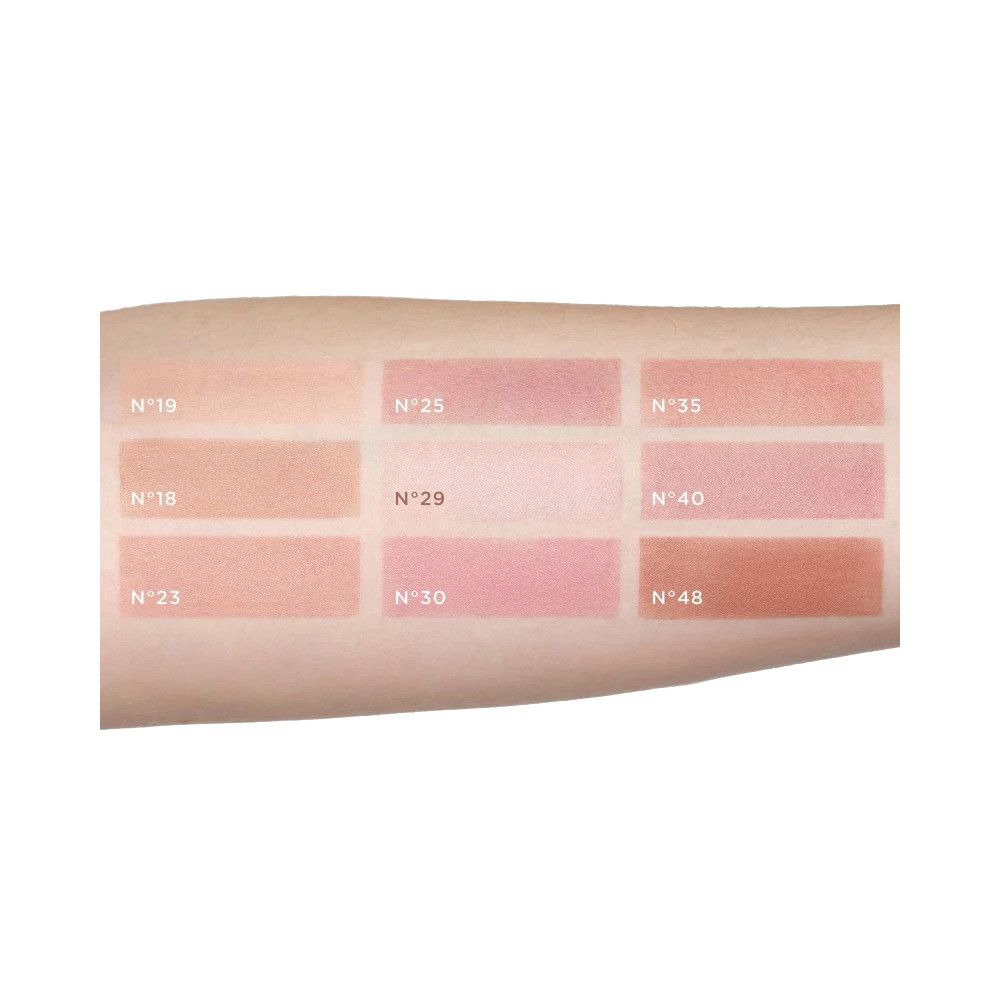 Avambraccio con nove campioni di fard numerati. I colori variano dal rosa chiaro al marrone.