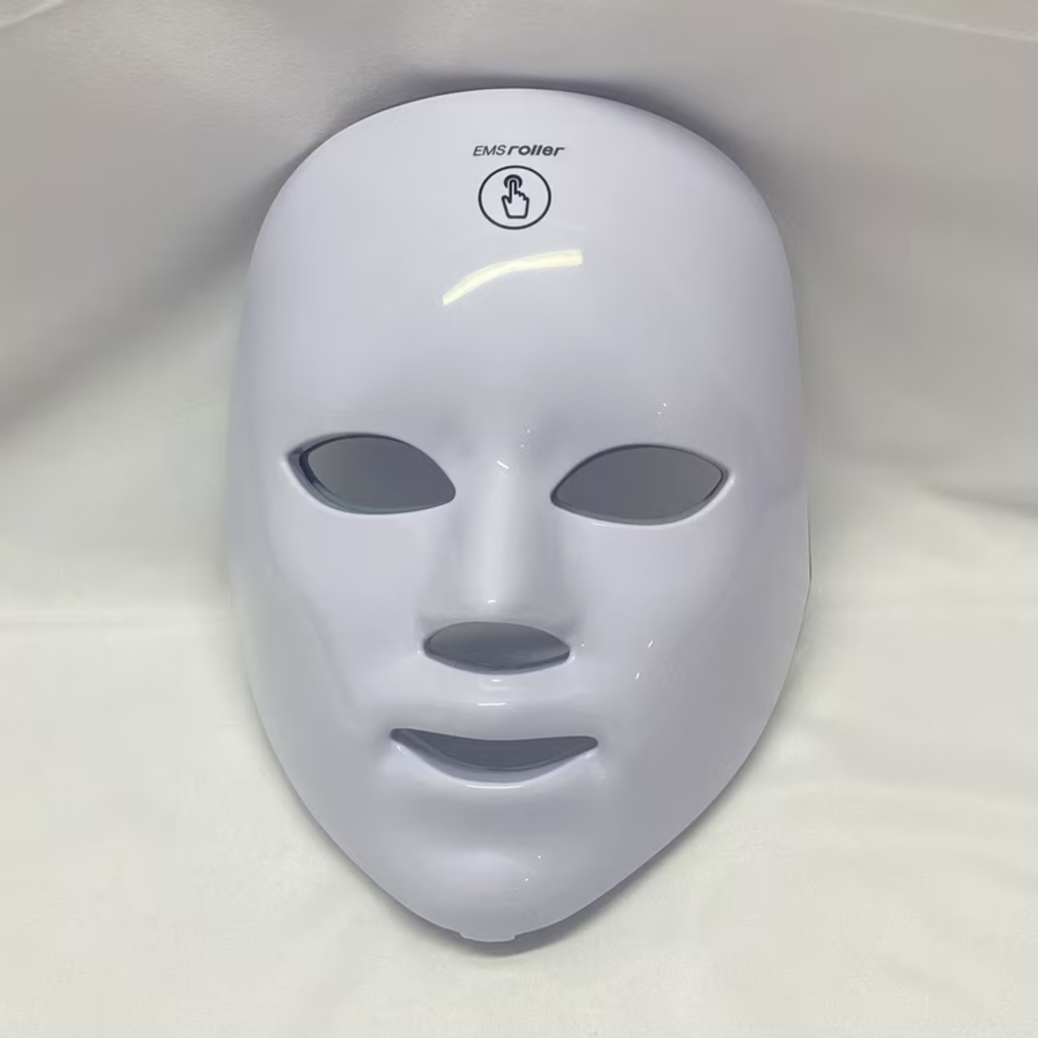 Design maschera facciale bianca con aperture. Parte superiore con logo.