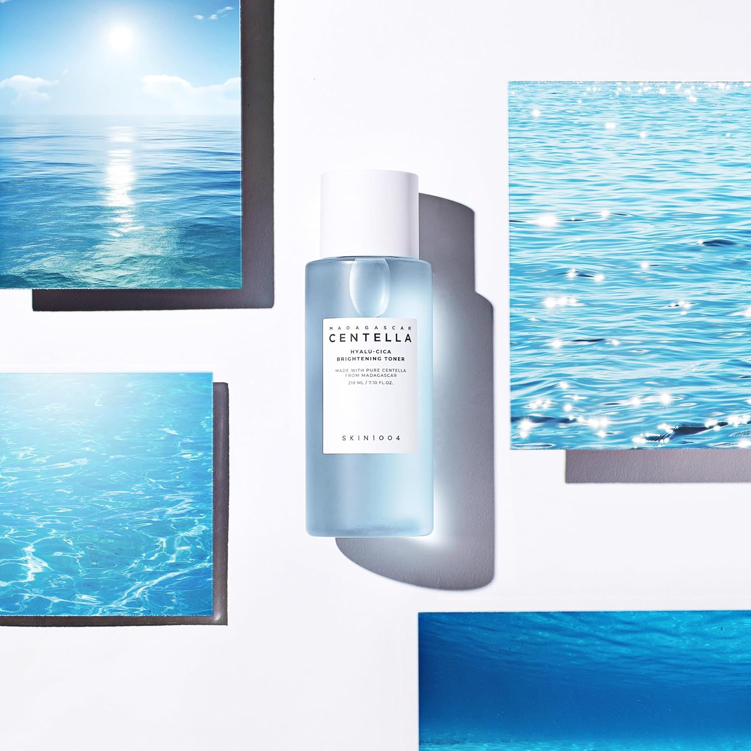 Flacone azzurro chiaro con tappo bianco. Scritta: MADAGASCAR CENTELLA HYALU-CICA BRIGHTENING TONER. Circondato da immagini.