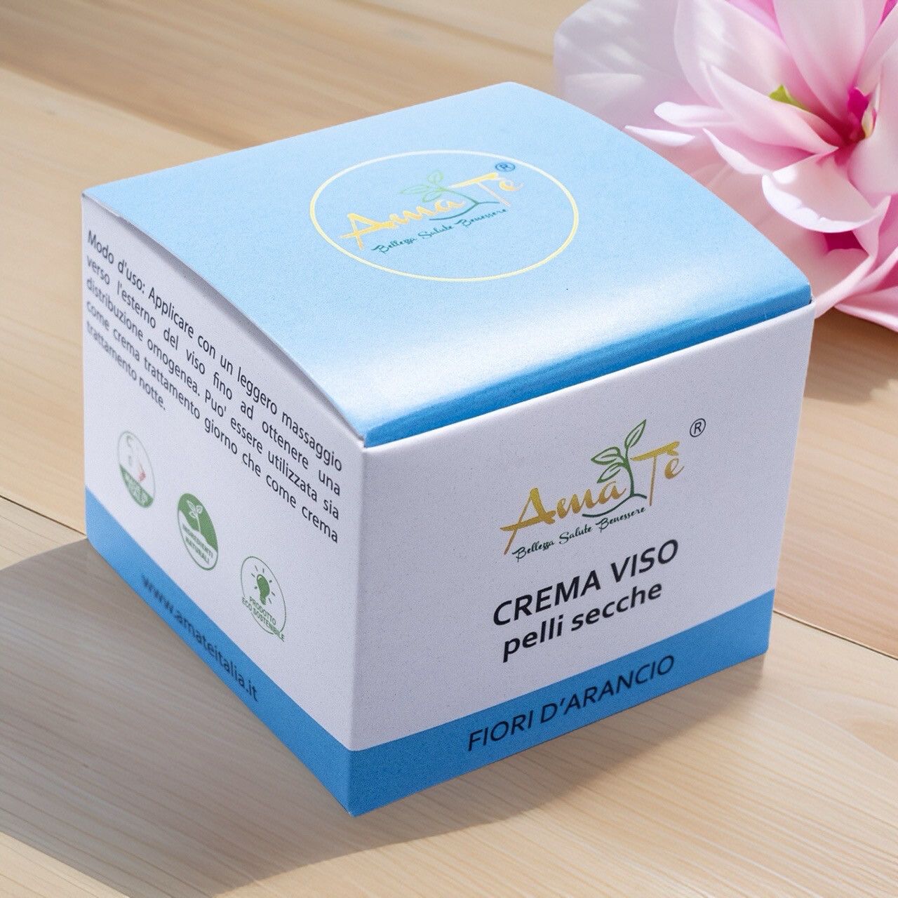 Confezione di Amatè Crema Viso Pelle Secca - Fiori d'Arancio. Scatola bianca e blu con informazioni e logo, con fiore.