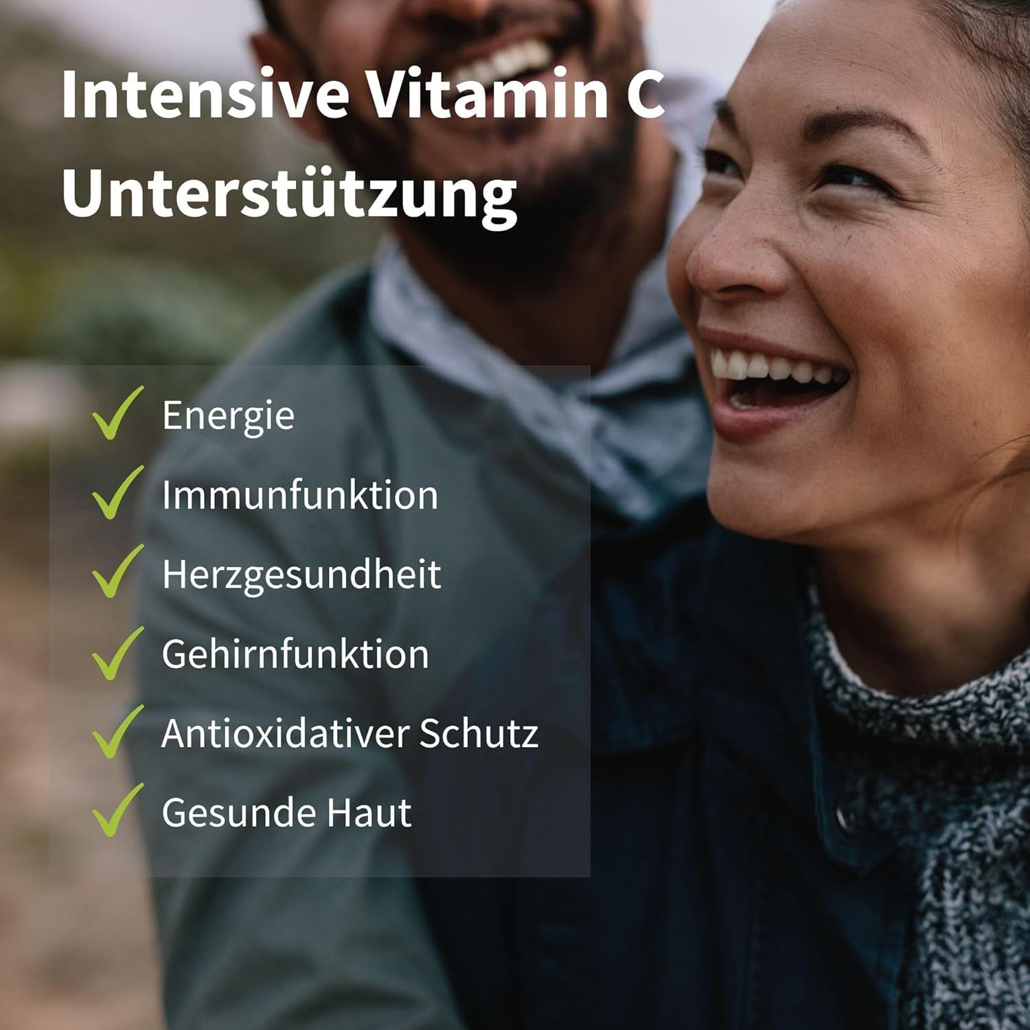 Una coppia sorridente. Testo: Supporto intensivo di vitamina C. Elenco dei vantaggi come energia, funzione immunitaria, ecc.