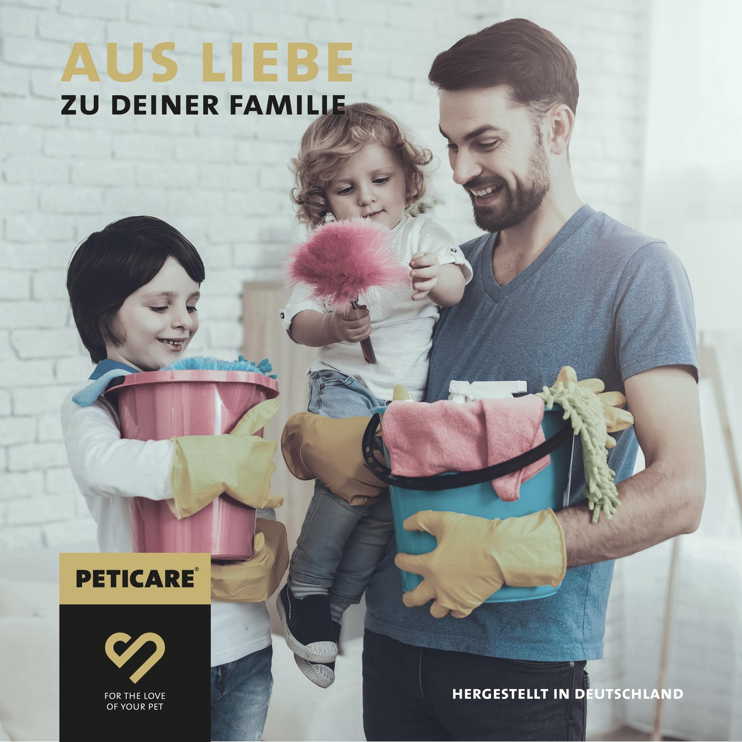 Famiglia che pulisce con logo Peticare. "Per amore della tua famiglia". Prodotto in Germania.
