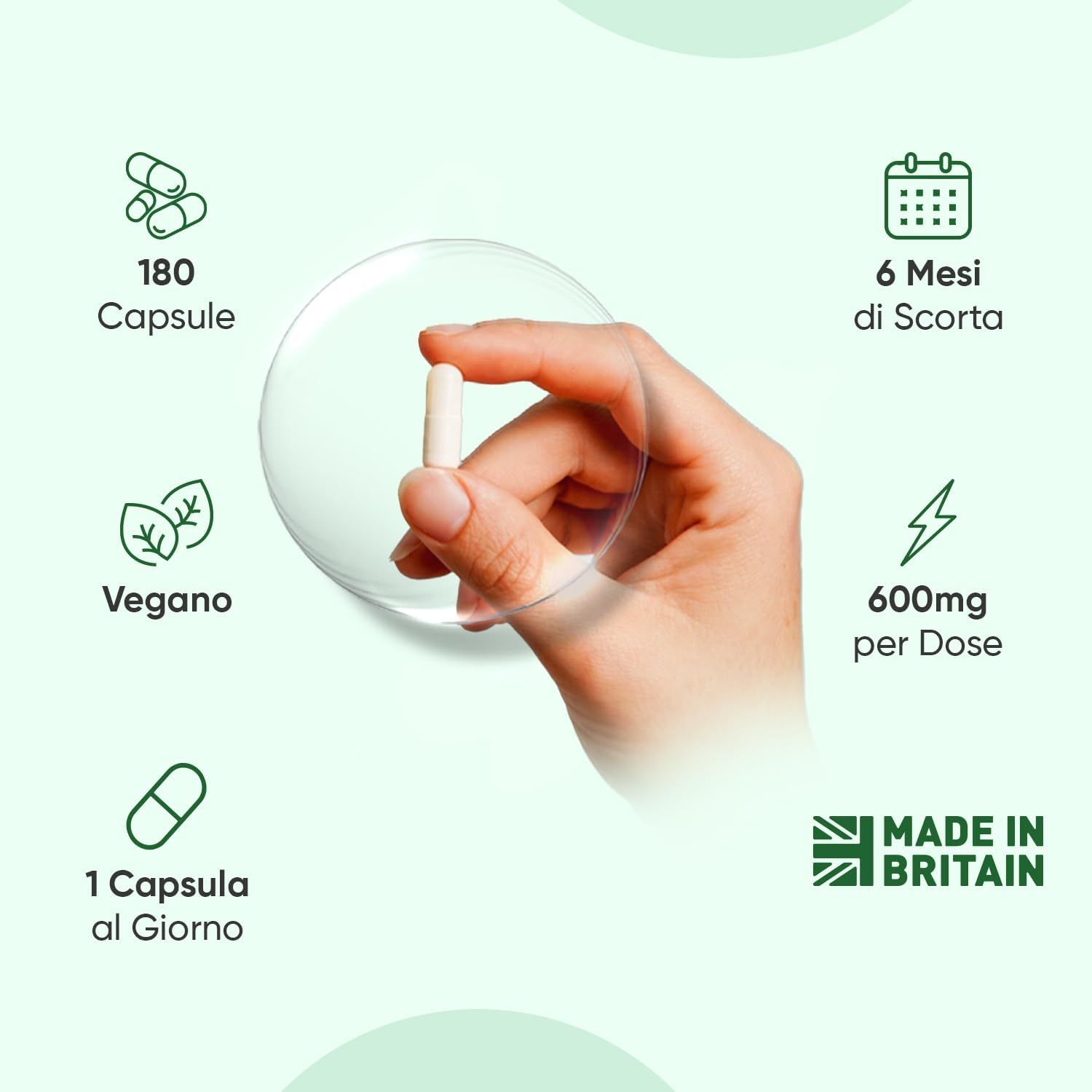 Mano che tiene capsula su sfondo verde. Scritta: 180 capsule, vegano, 600mg per dose, 1 capsula al giorno. Made in Britain.