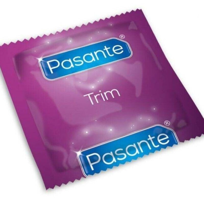 Confezione singola di un preservativo Pasante Trim, viola con effetto scintillante.