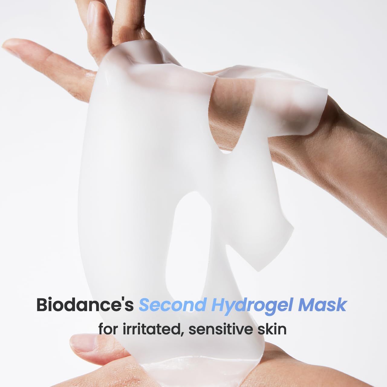 Mani che tengono una maschera per il viso trasparente. Testo: Biodance's Second Hydrogel Mask for irritated, sensitive skin. Sfondo bianco.