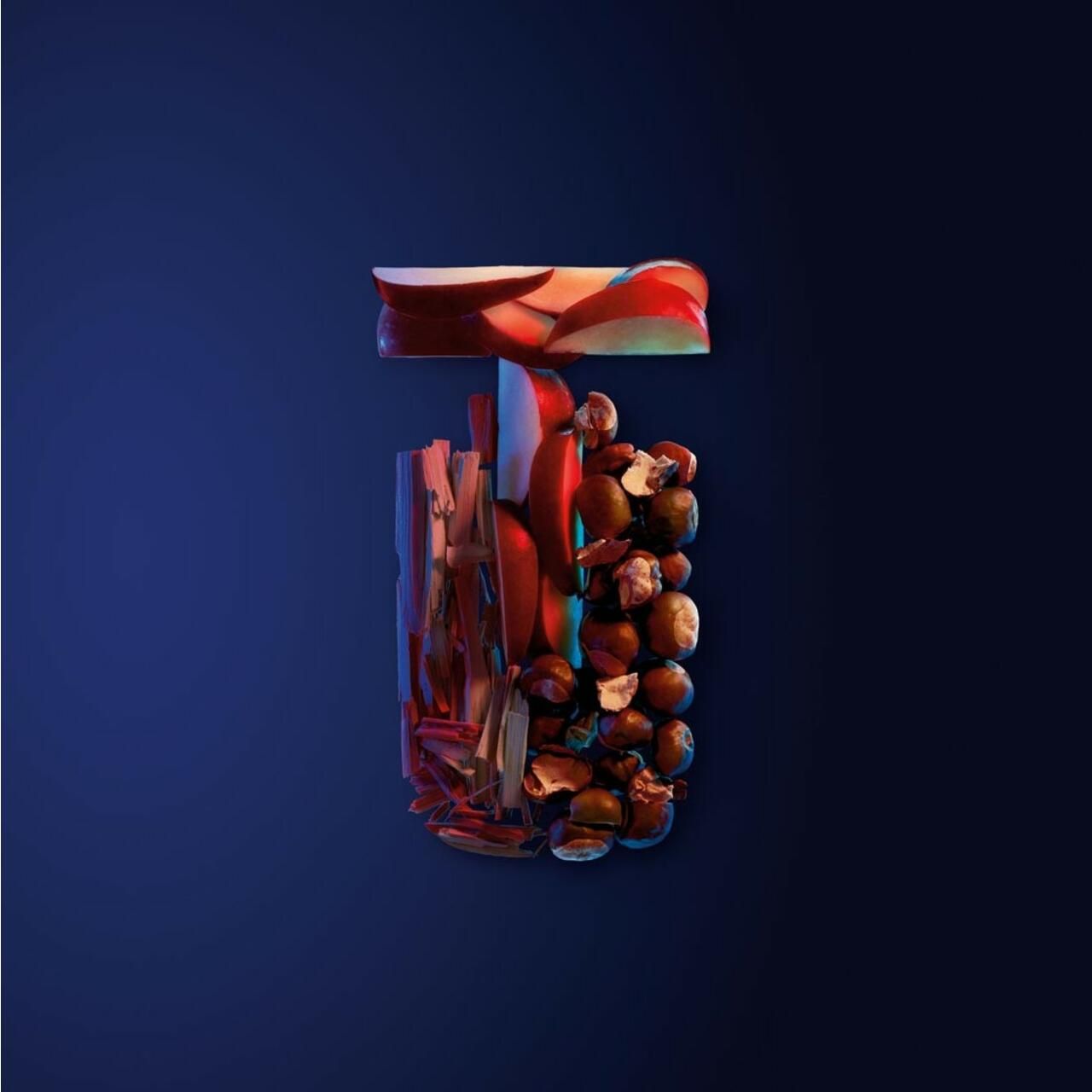 Composizione di mele, legno e noci a forma di flacone. Sfondo blu con effetti di luce rossi e blu.