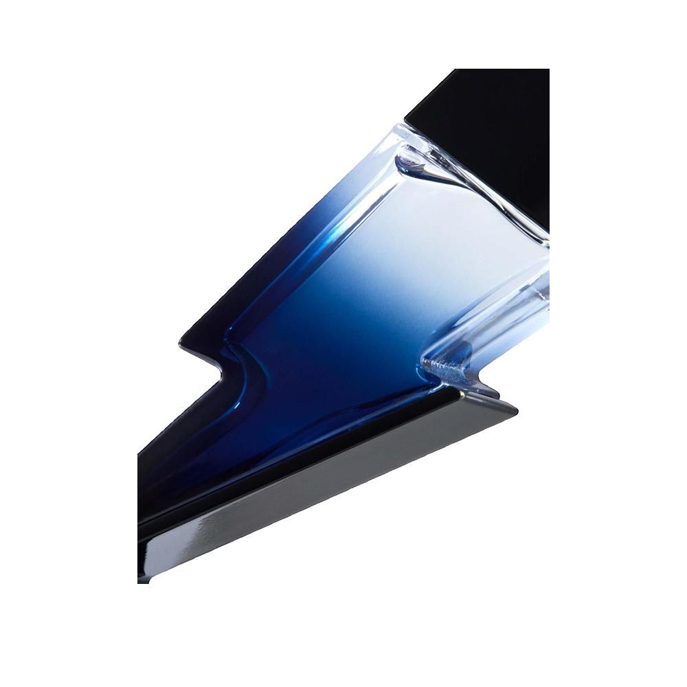 Primo piano di un flacone di profumo blu scuro a forma di fulmine. Il flacone ha un tappo nero e una base argentata.