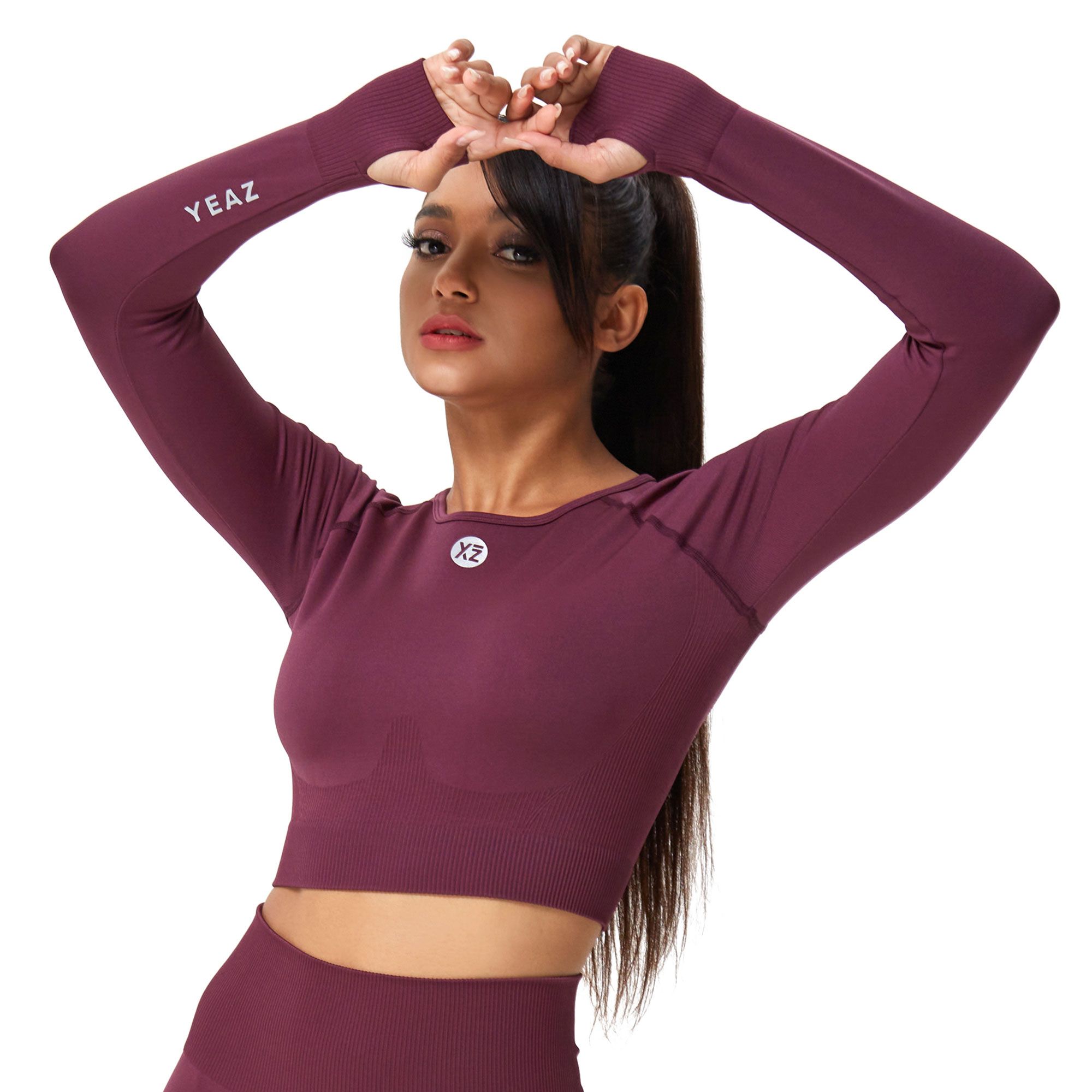 Crop top a maniche lunghe bordeaux aderente con fori per i pollici e logo "YEAZ" sulla manica sinistra. Logo "X2" sul petto.