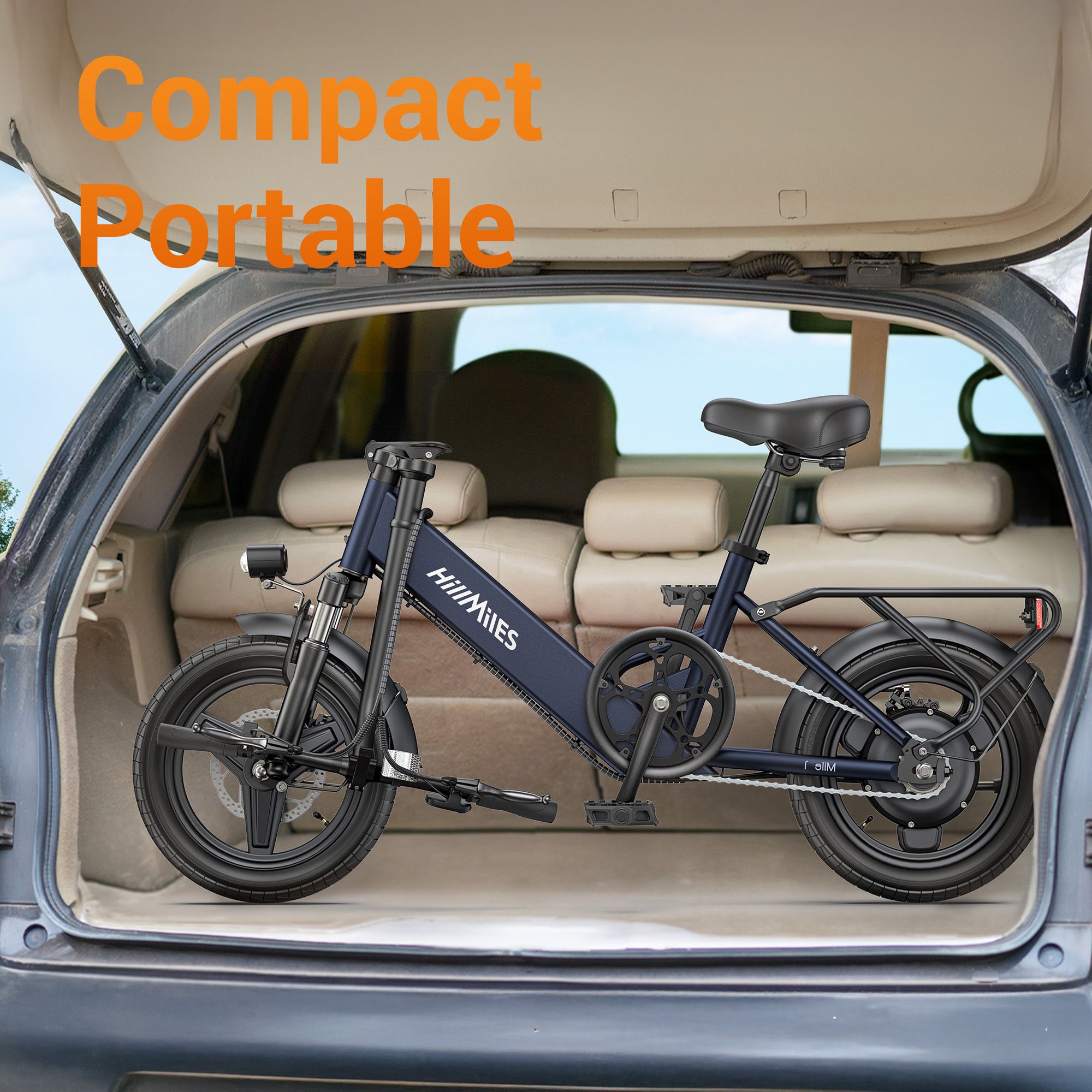 E-bike pieghevole blu scuro nel bagagliaio di un'auto. Marchio HillMiles visibile. Testo: Compact Portable.
