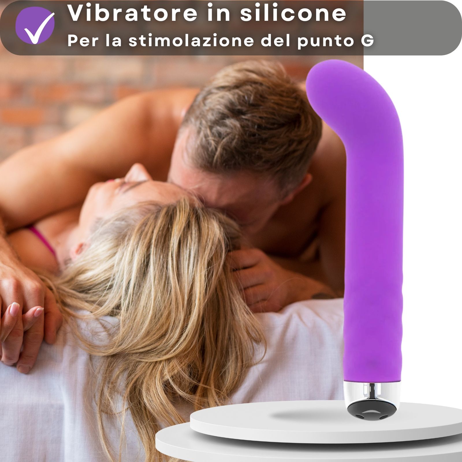 Vibratore viola. Su piattaforma bianca. Coppia sullo sfondo. Testo: silicone, stimolazione punto G.