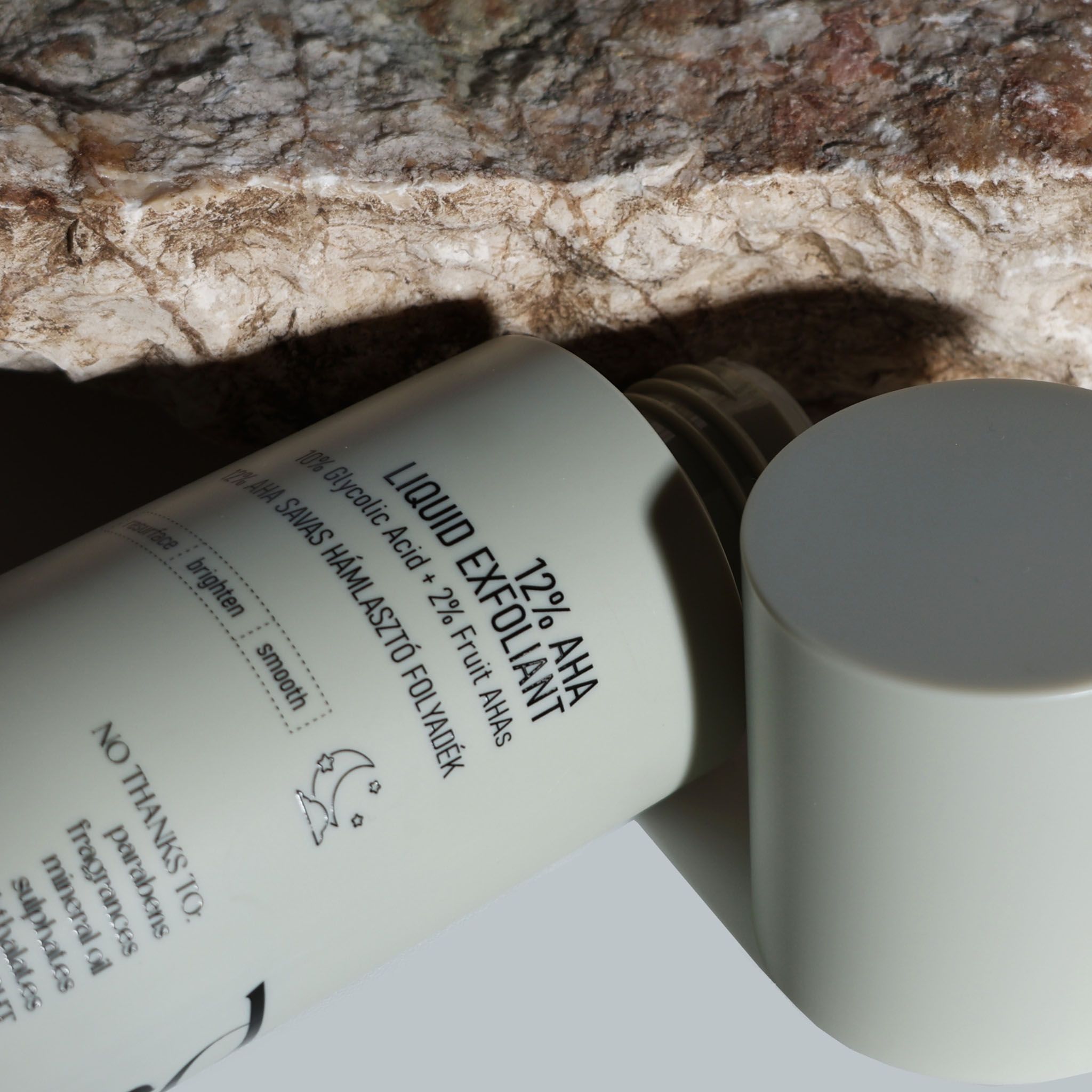 Flacone 12% AHA Liquid Exfoliant, con testo.