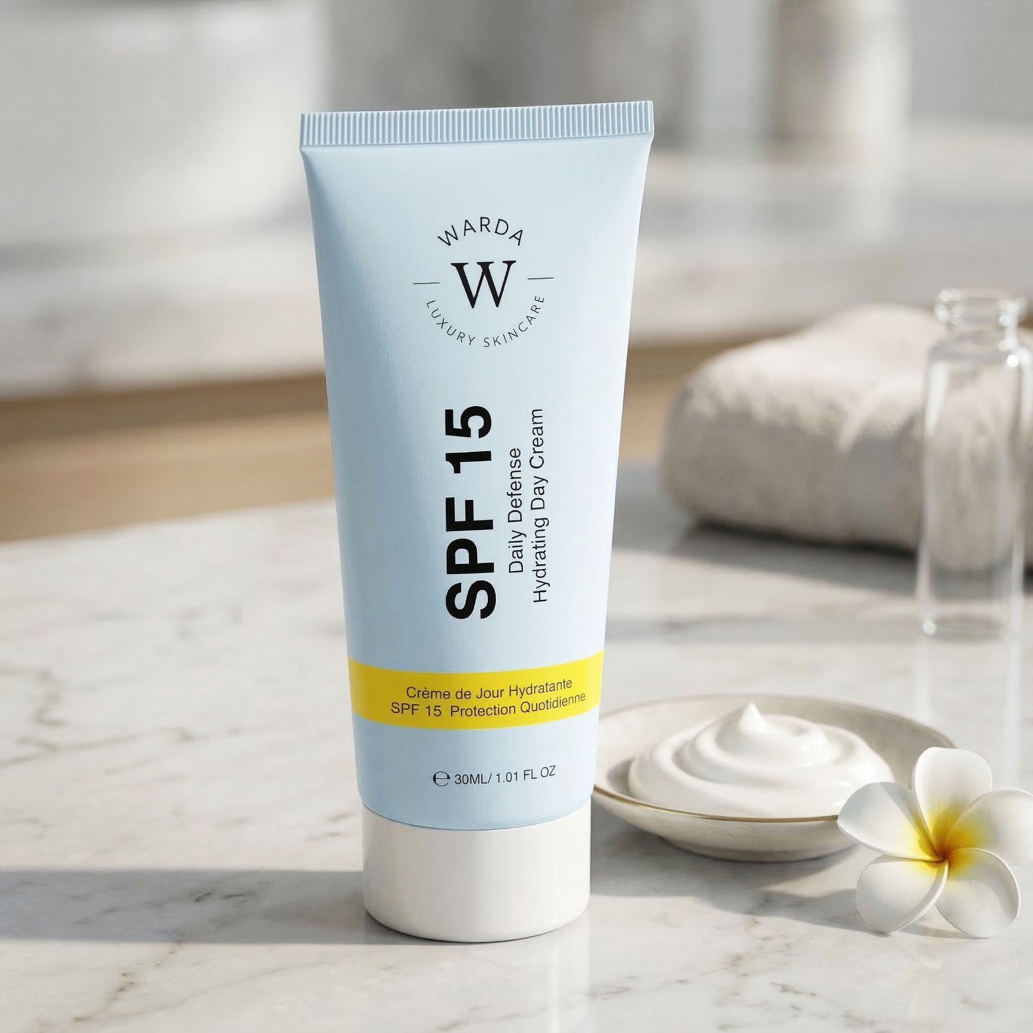 Tubo azzurro con informazioni prodotto. Scritta: Warda, SPF 15, Daily Defense, Hydrating Day Cream. Striscia gialla.
