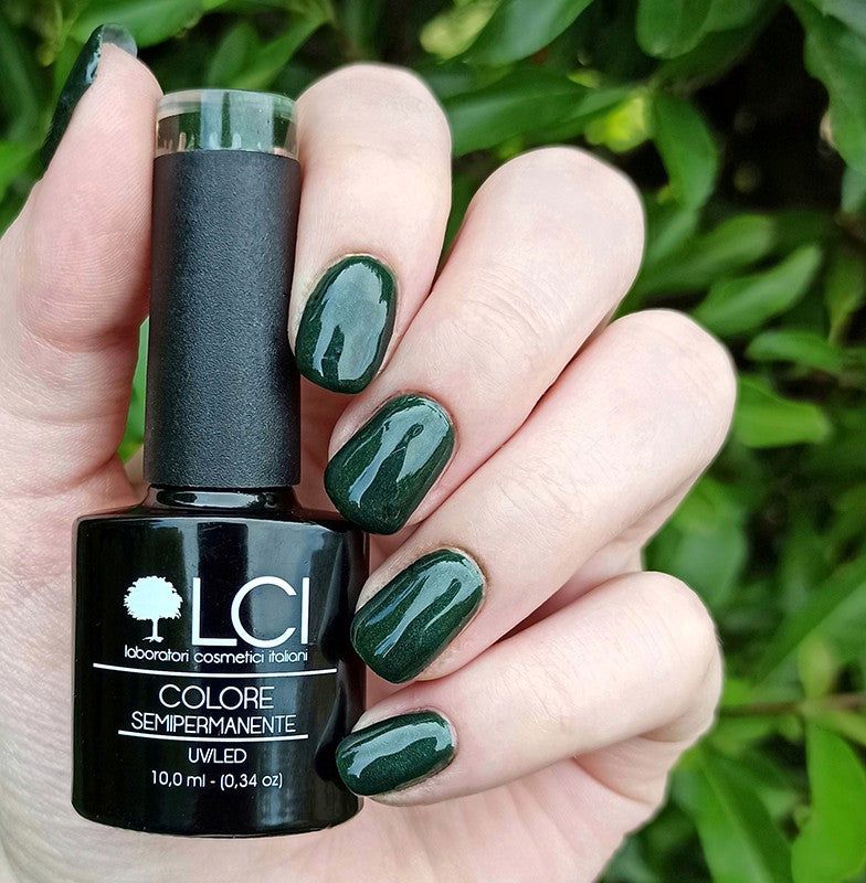 Mano con unghie smaltate e flacone di smalto. Scritta: LCI, Colore Semipermanente, UVLED 10,0 ml.