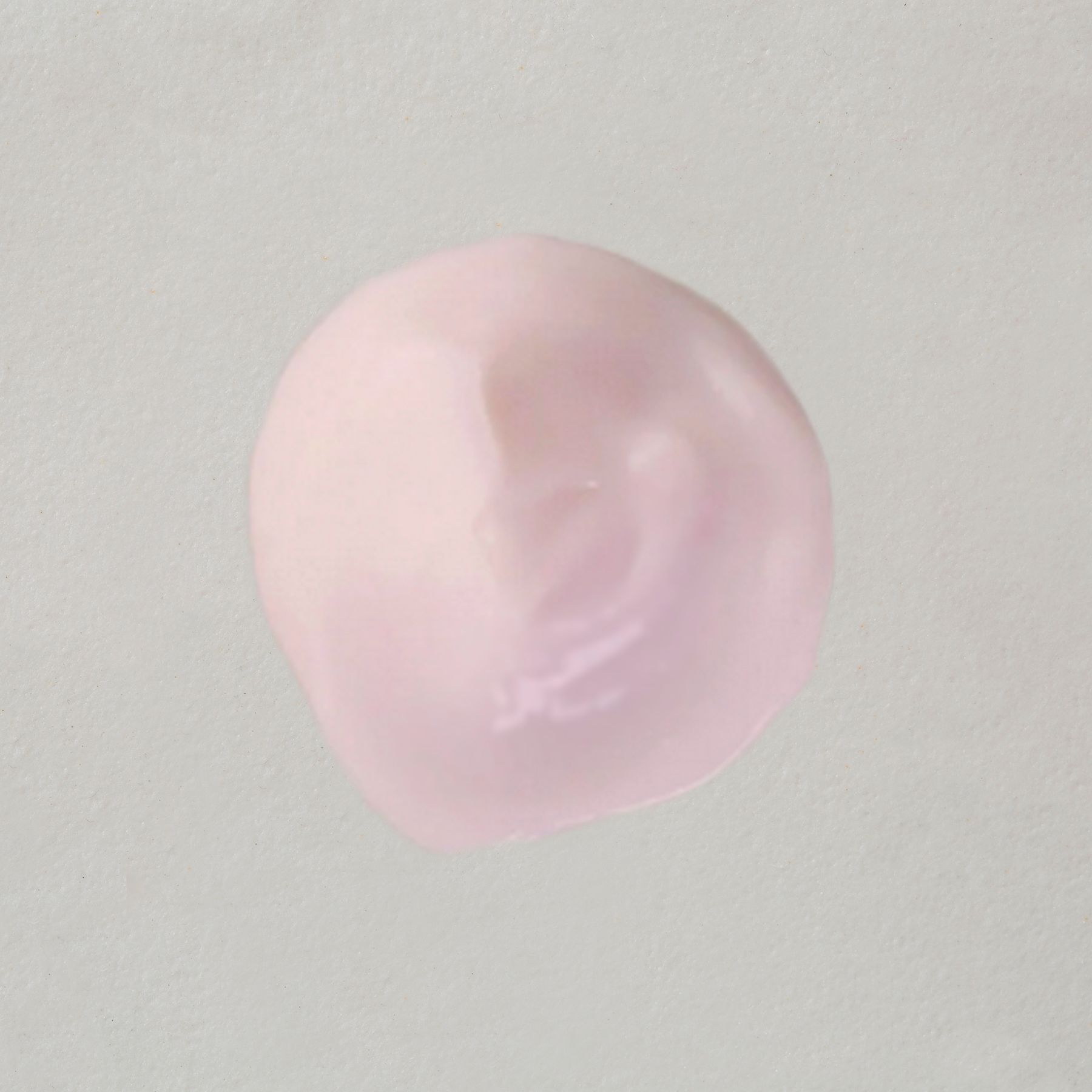 Una macchia della maschera per capelli Alkemy, rosa pallido e cremosa.