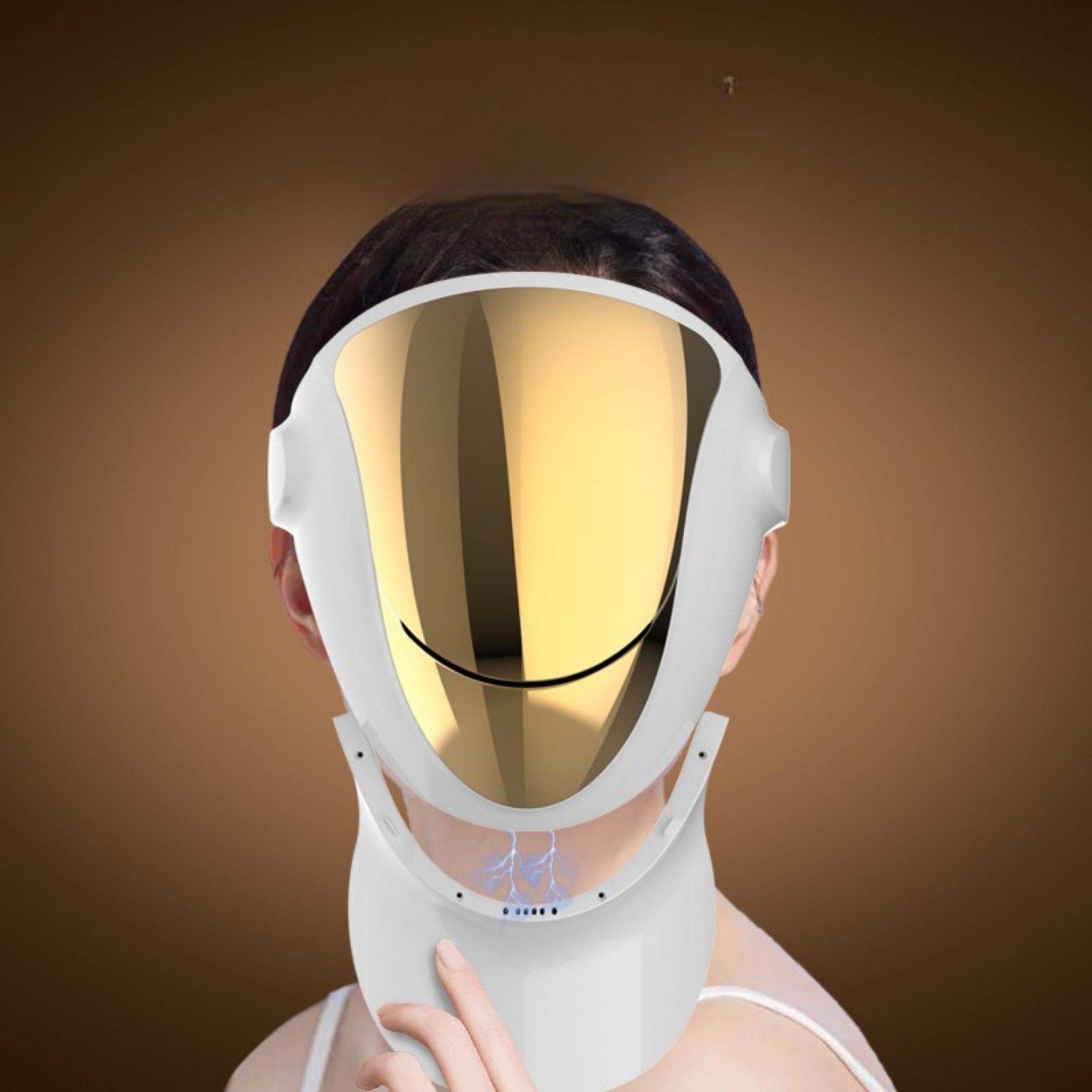 Maschera facciale bianca con superficie dorata ed estensione per il collo. Indossata da una persona. Cinghie visibili.