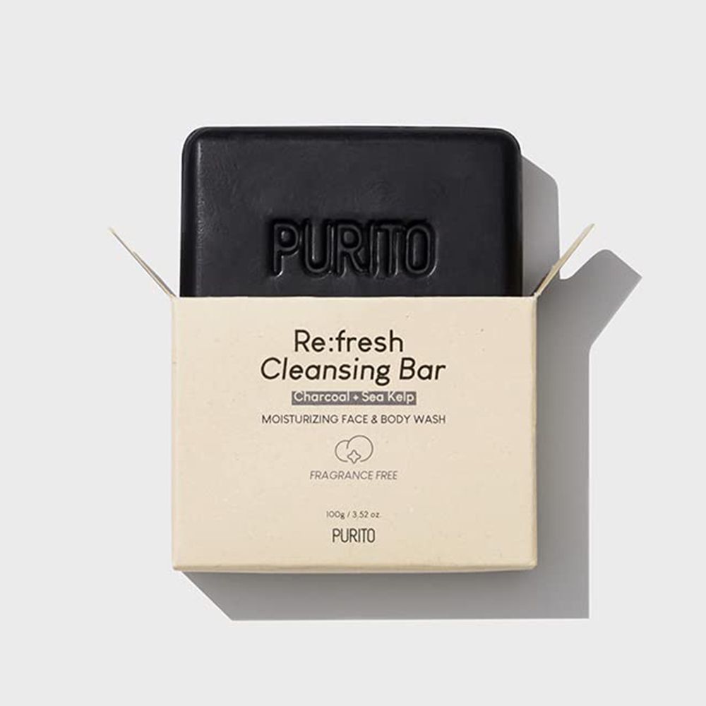 Sapone nero in confezione di cartone beige aperta. Scritte Re:fresh Cleansing Bar e PURITO.