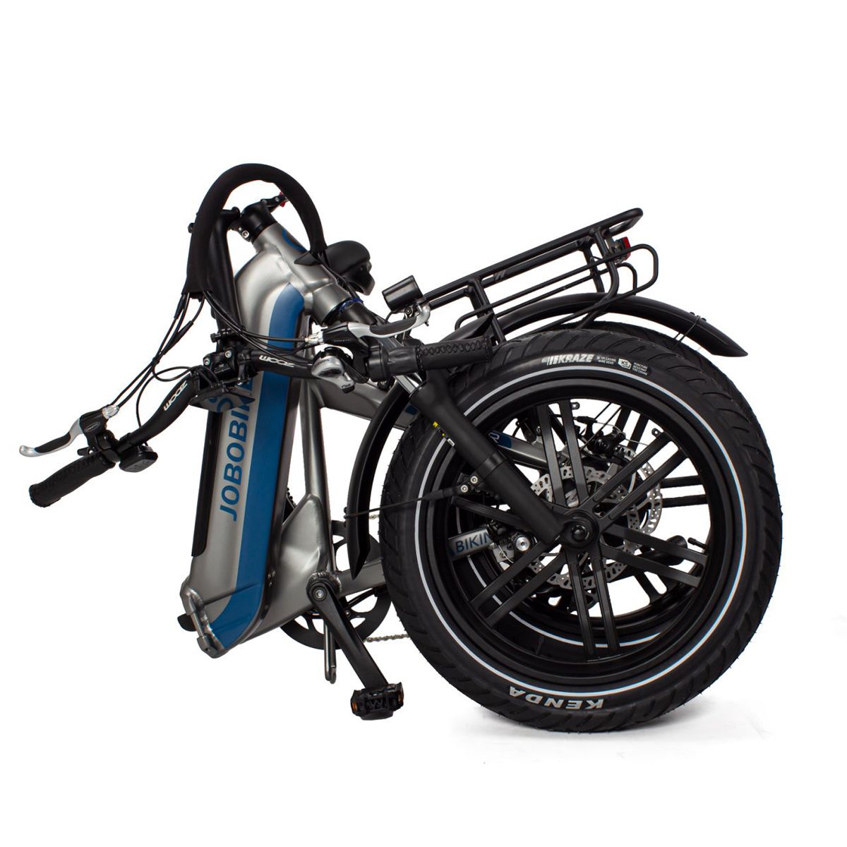 Bicicletta elettrica piegata. Telaio argentato con accenti blu. Pneumatici neri, portapacchi e pedali ripiegati. Sfondo bianco.