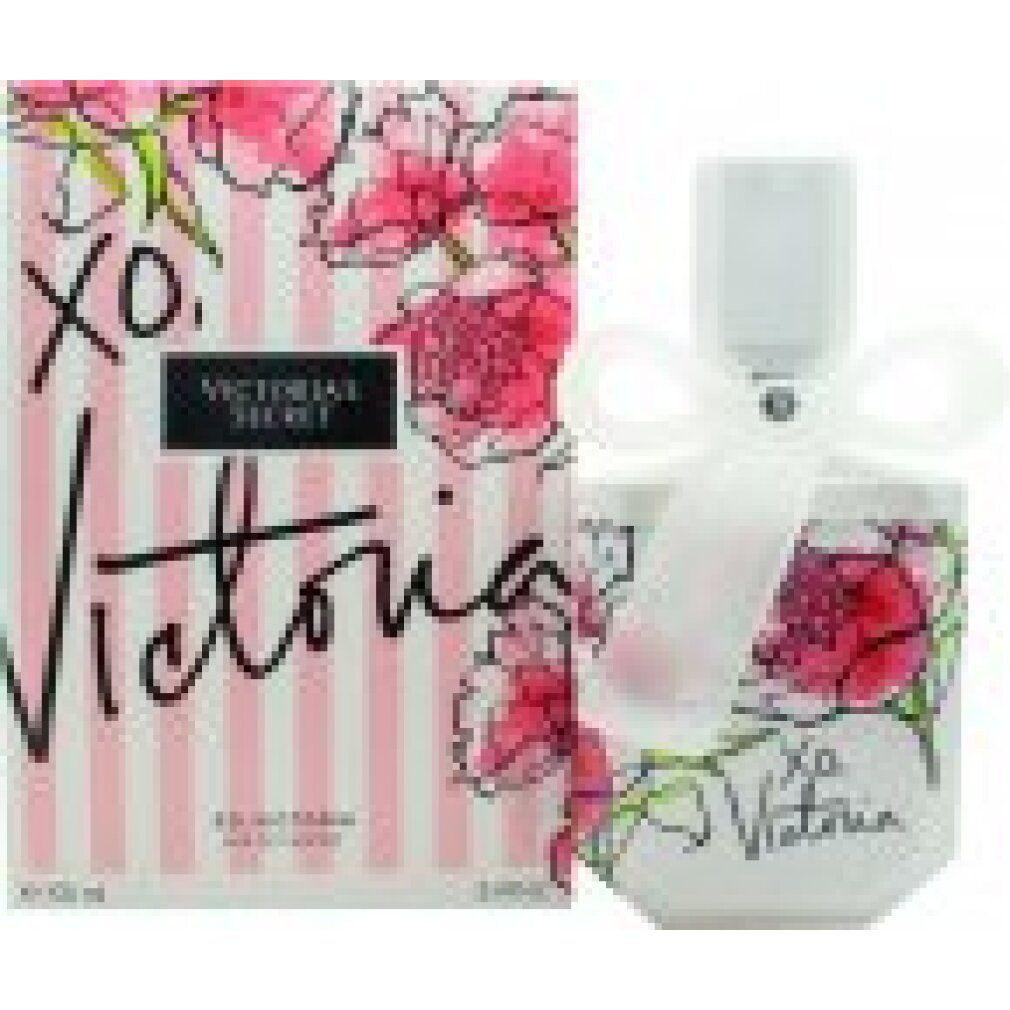 Flacone di profumo e confezione. Flacone con motivo floreale e fiocco. Testo: XO, Victoria, Victoria's Secret.