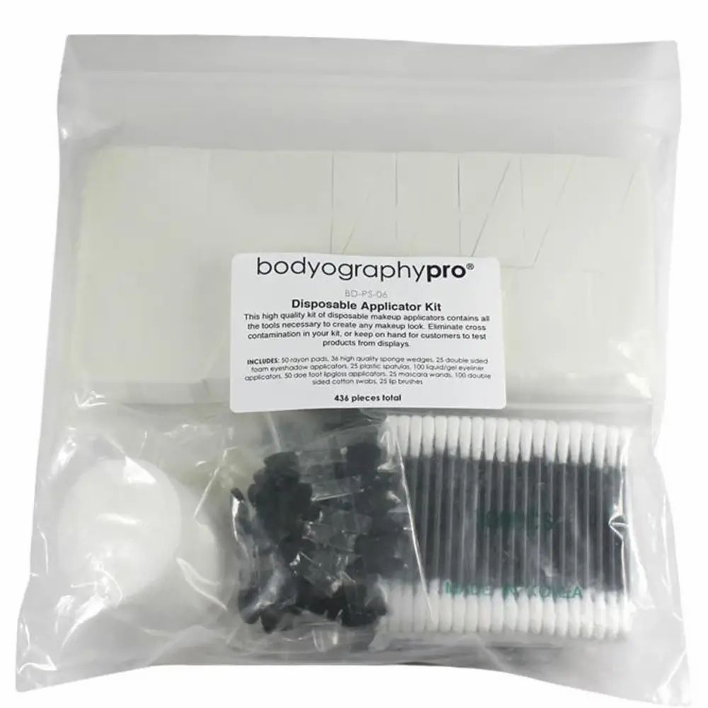 Busta di plastica trasparente con applicatori per trucco. Contiene spugne, cotton fioc, applicatori e altro. Etichetta con informazioni.