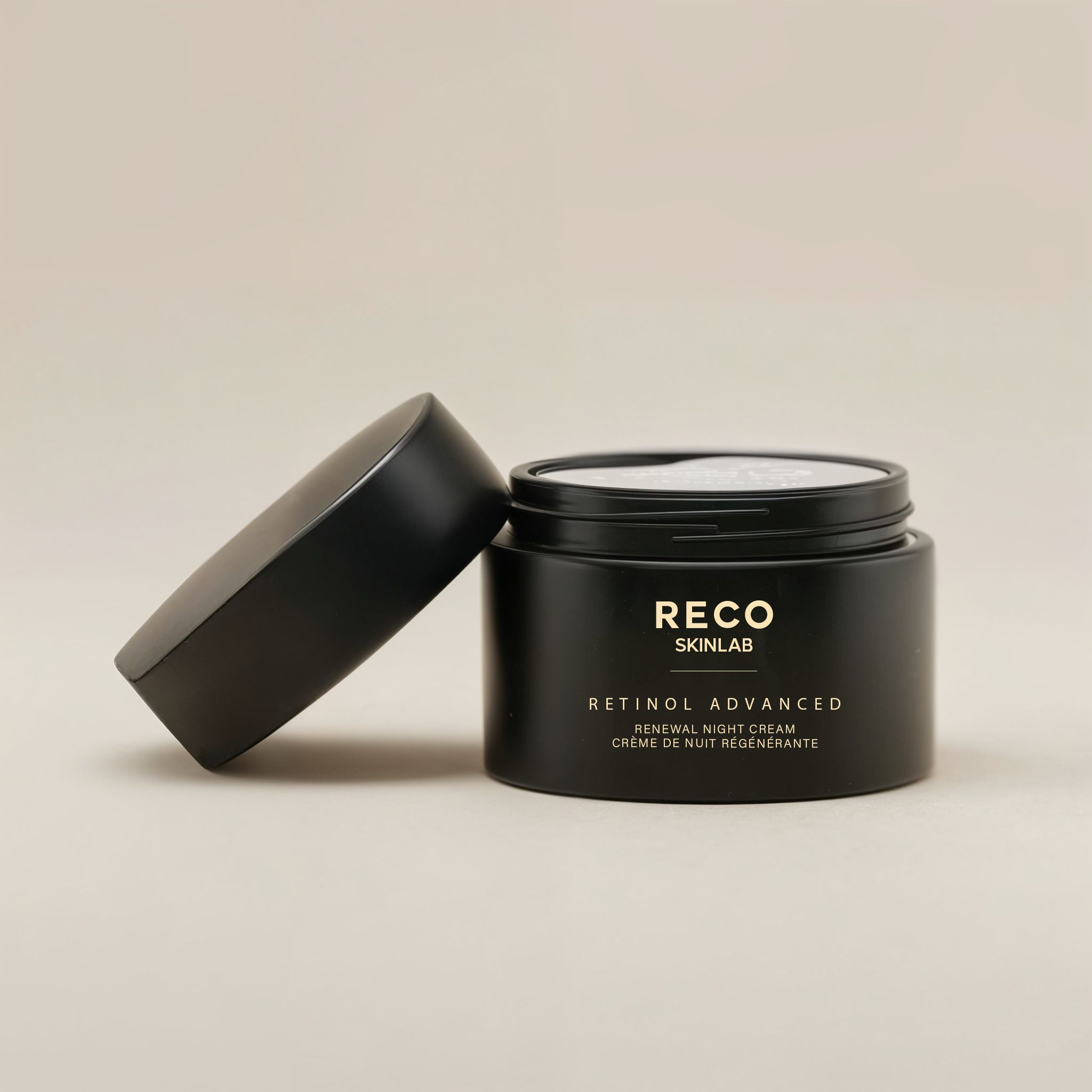 Vaso nero con coperchio. Scritta: RECO SKINLAB, Retinol Advanced, Renewal Night Cream. Coperchio accanto.