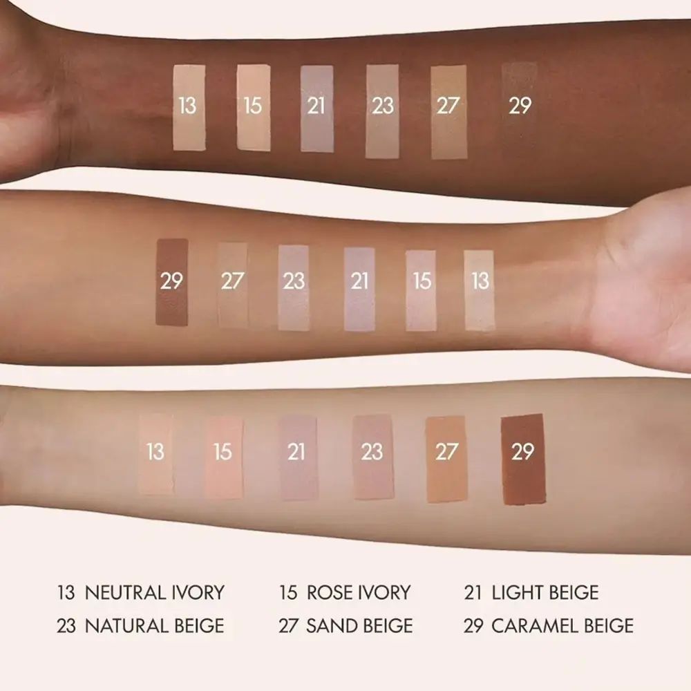 Braccia con campioni di colore PURITO Wonder Releaf Centella BB Cream. 6 tonalità, tra cui 27 Sand Beige. Testo: Nomi delle tonalità.