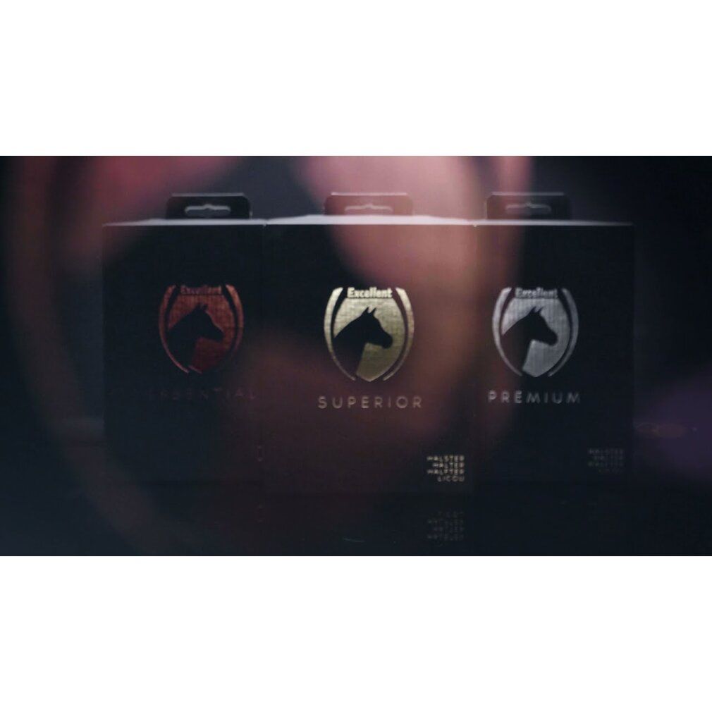 Confezione scura con tre loghi: Essential, Superior, Premium. Emblemi dorati, argentati e ramati con testa di cavallo.