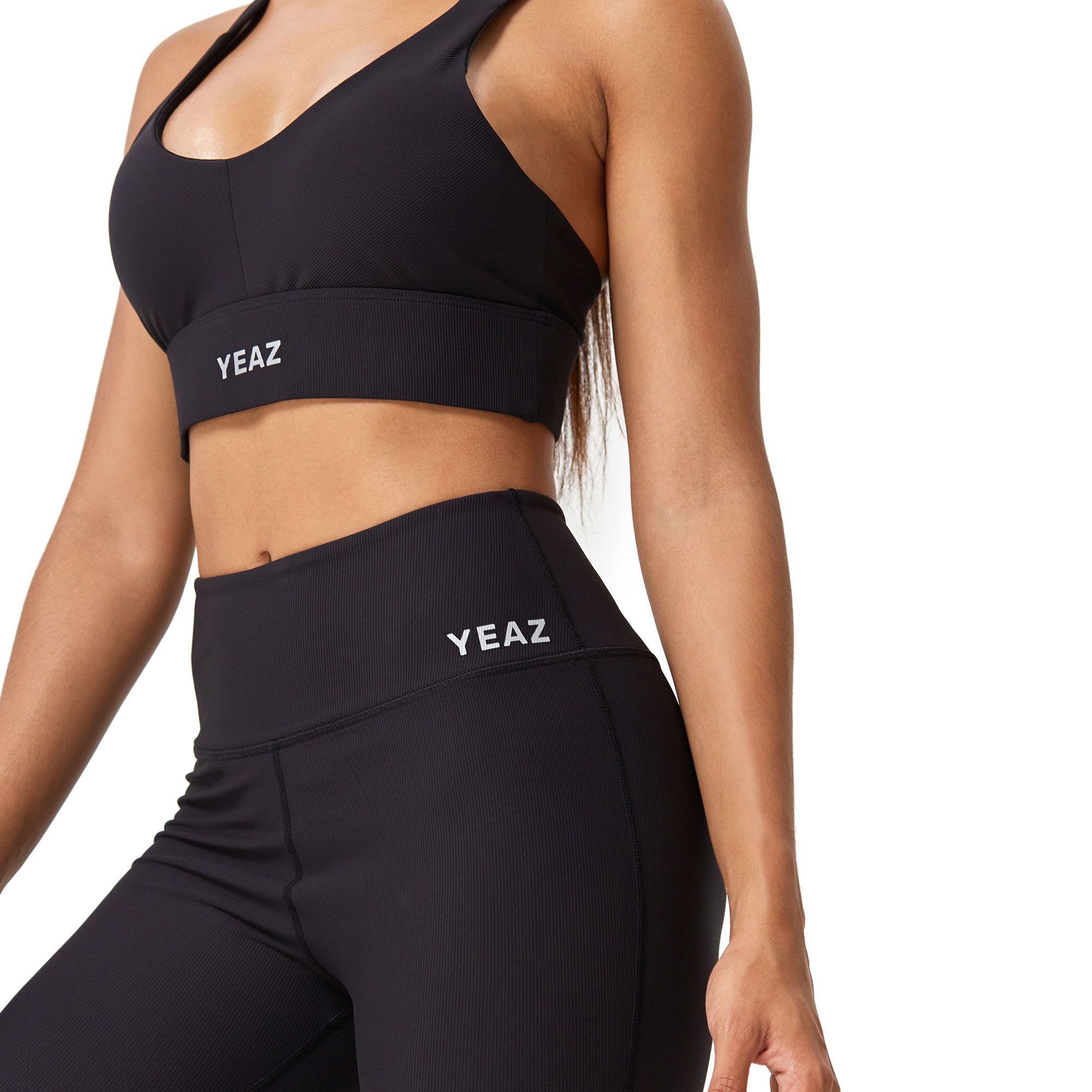 Reggiseno sportivo nero e leggings con logo bianco "YEAZ".