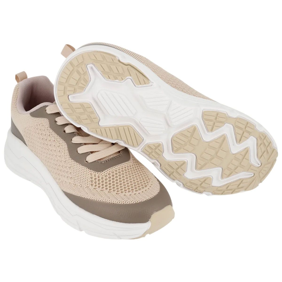 Sneaker beige con suola bianca. Vista inferiore. Tomaia in mesh, lacci e dettagli marrone chiaro.