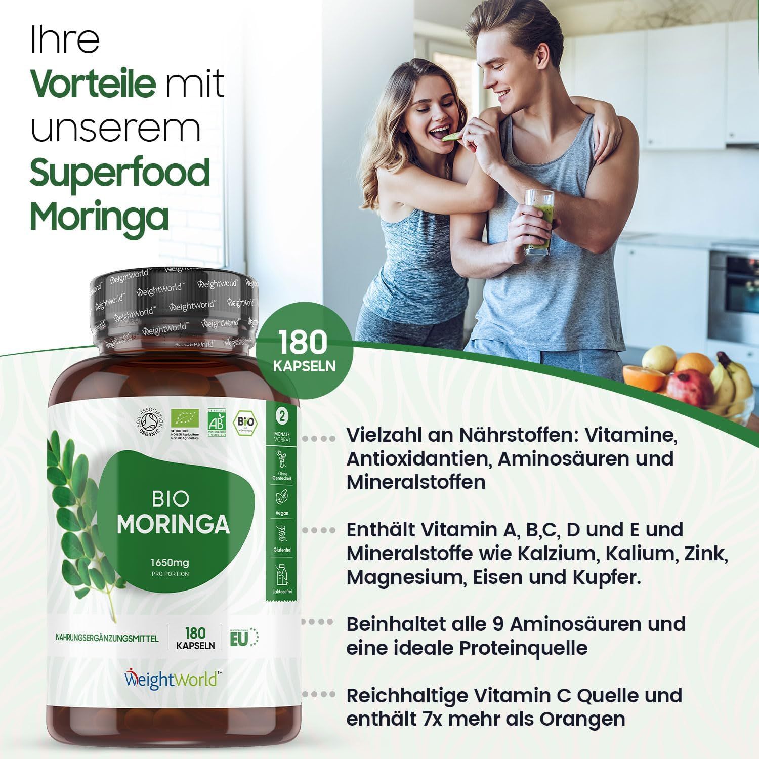 Una bottiglia di capsule di moringa bio con testo e loghi. Una donna e un uomo mangiano qualcosa. Testo: I tuoi vantaggi con il nostro superfood moringa.