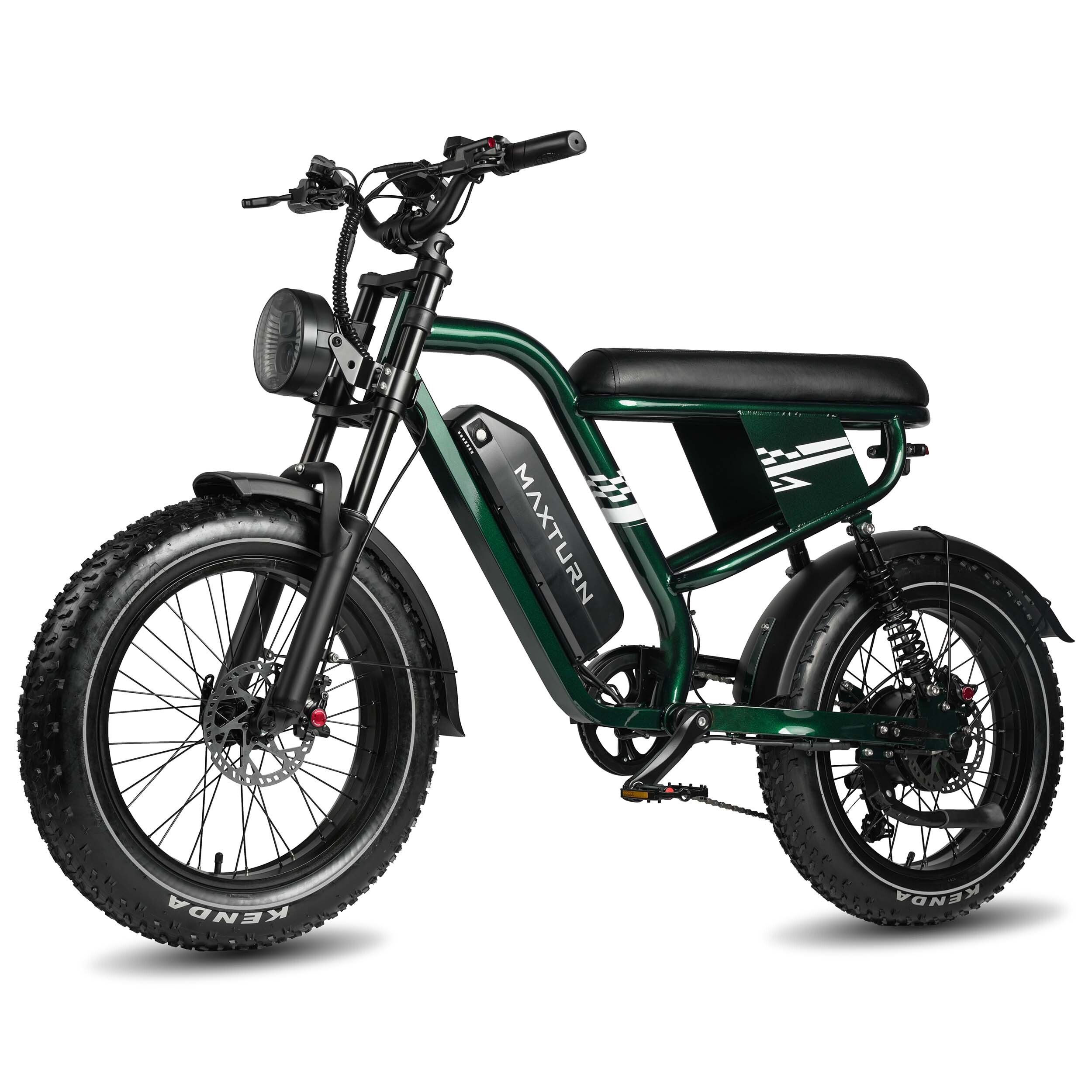 E-bike da montagna verde con sella, pneumatici e parafanghi neri. Logo MAXTURN sulla batteria. Vista laterale.