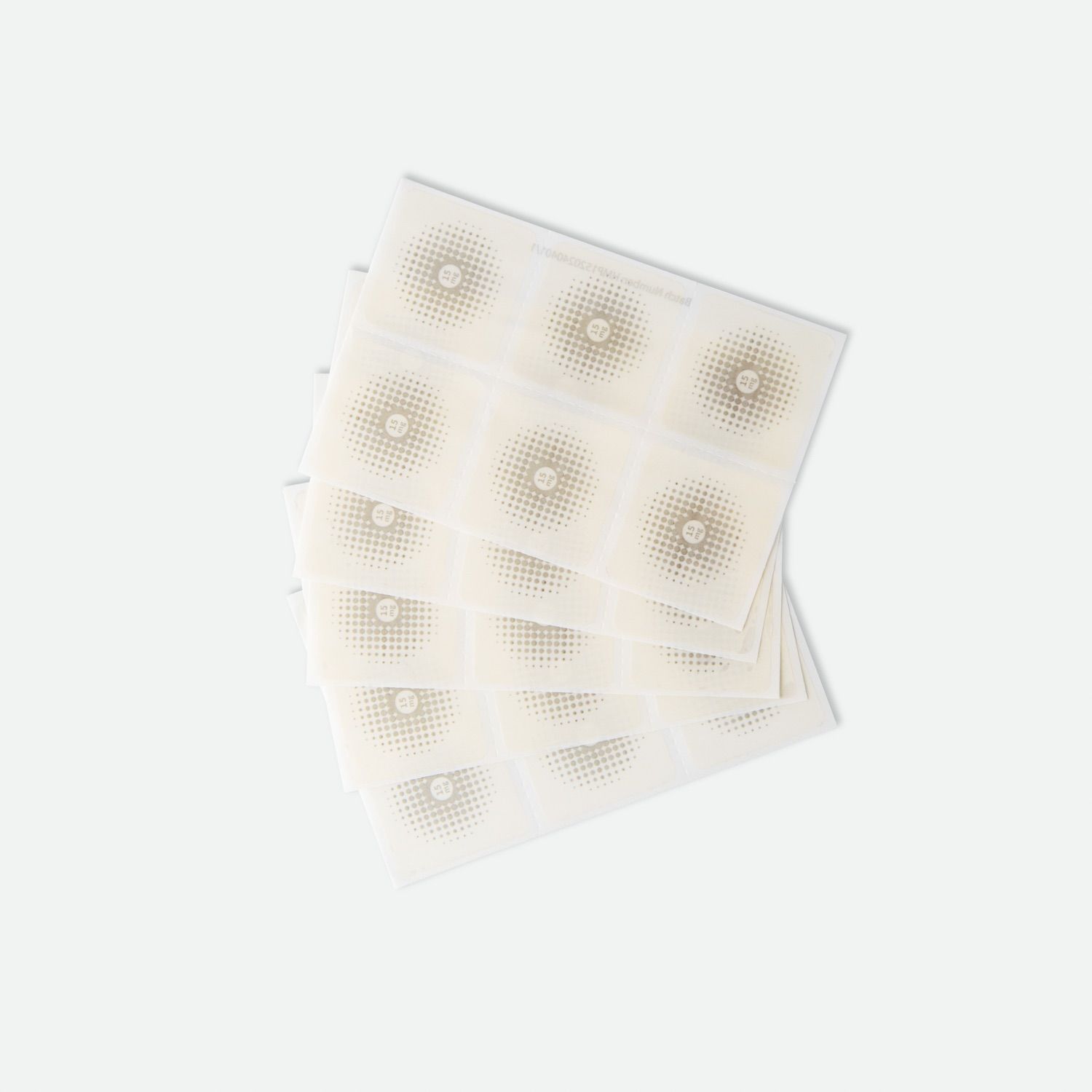 Più cerotti quadrati impilati. Ogni cerotto ha un motivo circolare centrale.