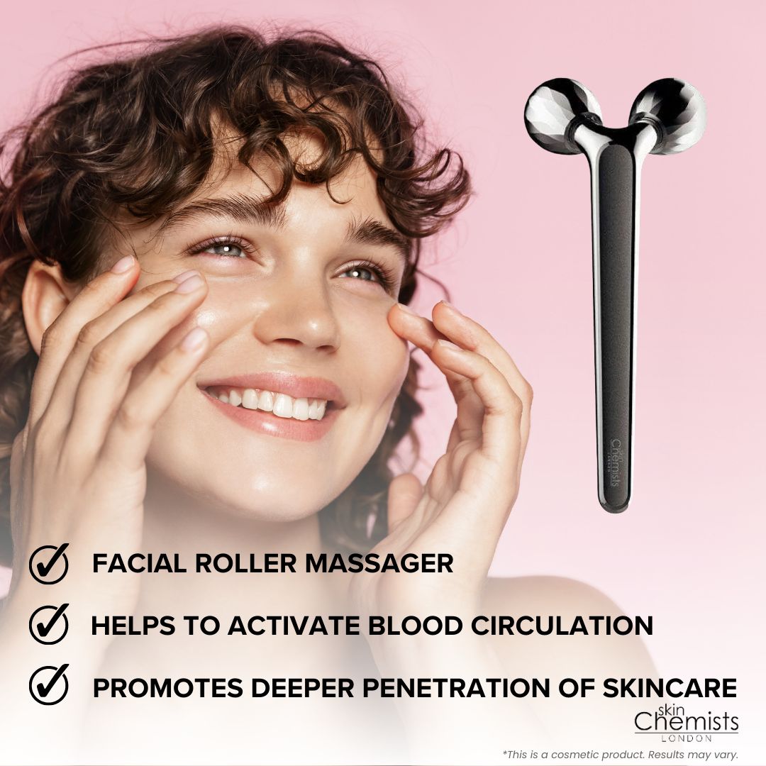 Rullo massaggiatore viso accanto a donna sorridente. Testo: Facial Roller Massager, Aiuta ad attivare la circolazione sanguigna, Promuove la penetrazione della cura della pelle.