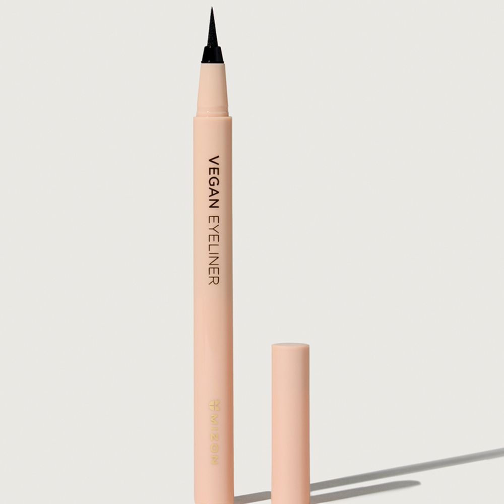 Eyeliner vegano color pesca con punta nera e cappuccio staccato. Scritta: Vegan Eyeliner.