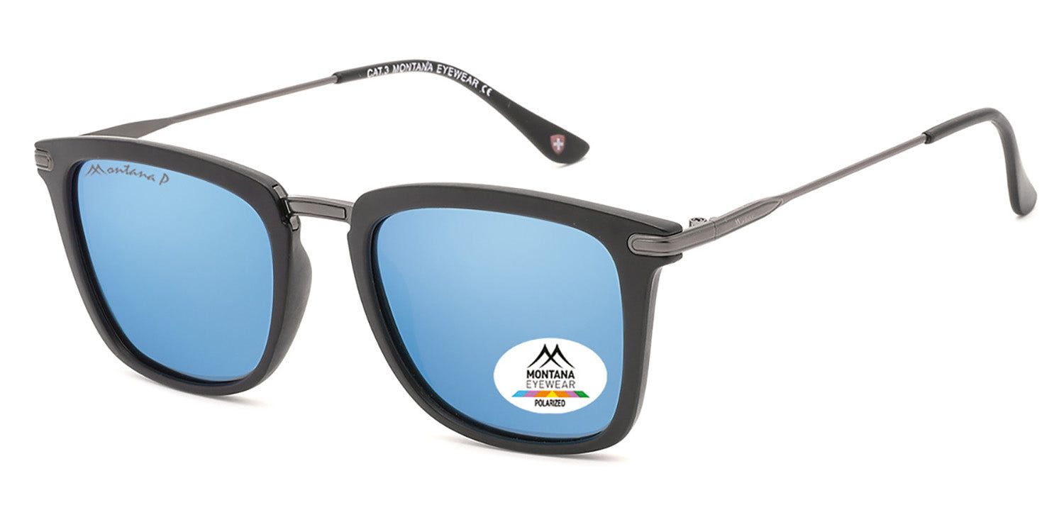 Occhiali da sole con montatura nera e lenti blu. Un adesivo su una lente mostra il logo e la scritta 'Polarized'.